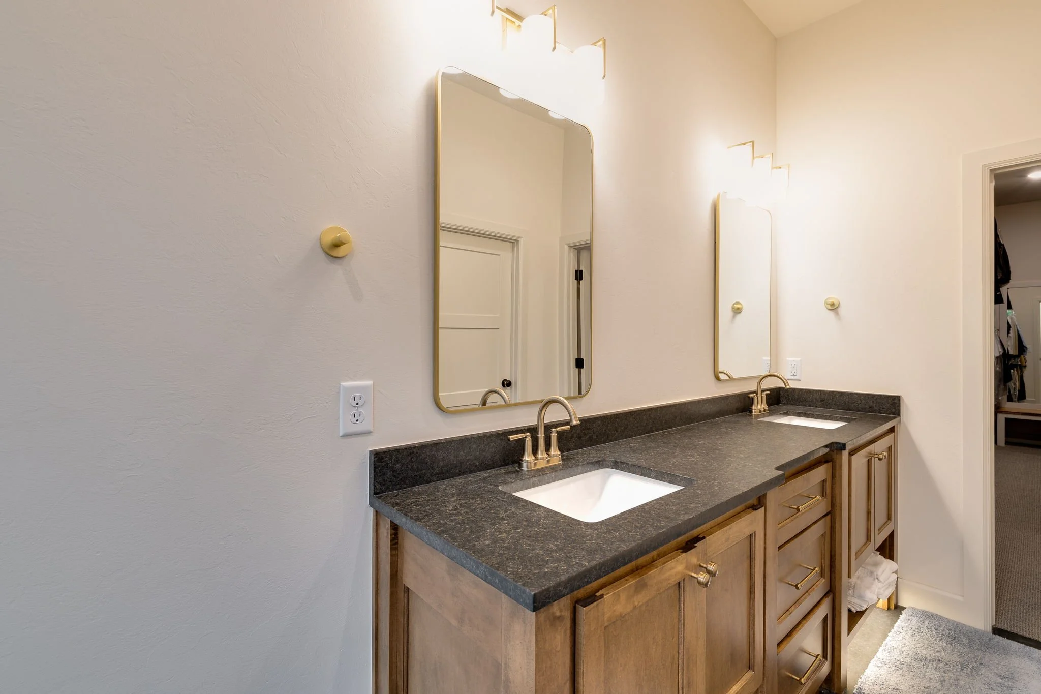 38-1732-parkwood-ave-edmond-ok-73034-primary-bathroom-double-vanity.jpg