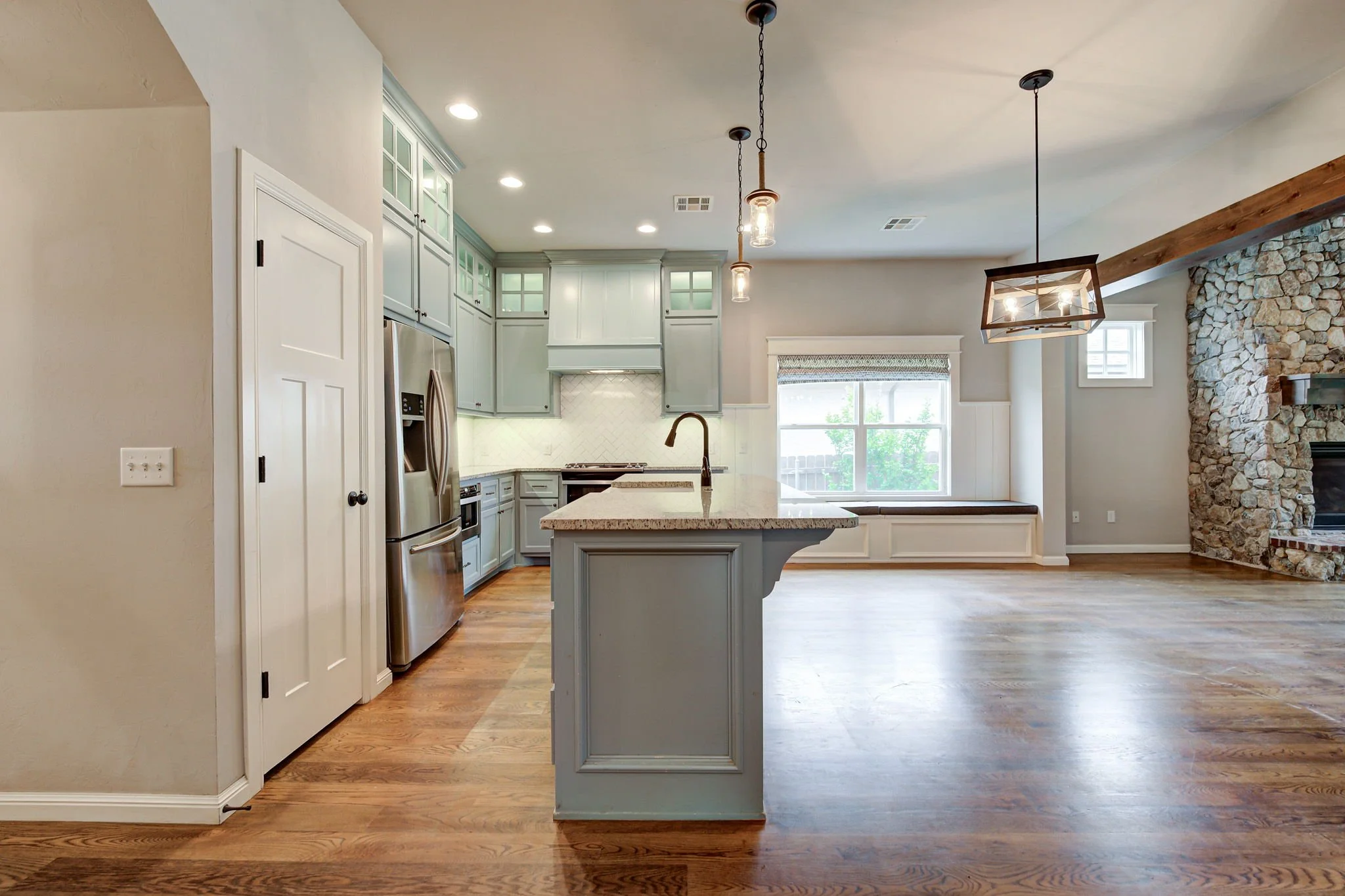 13-kitchen-stainless-appliances-pantry-open-layout.jpg