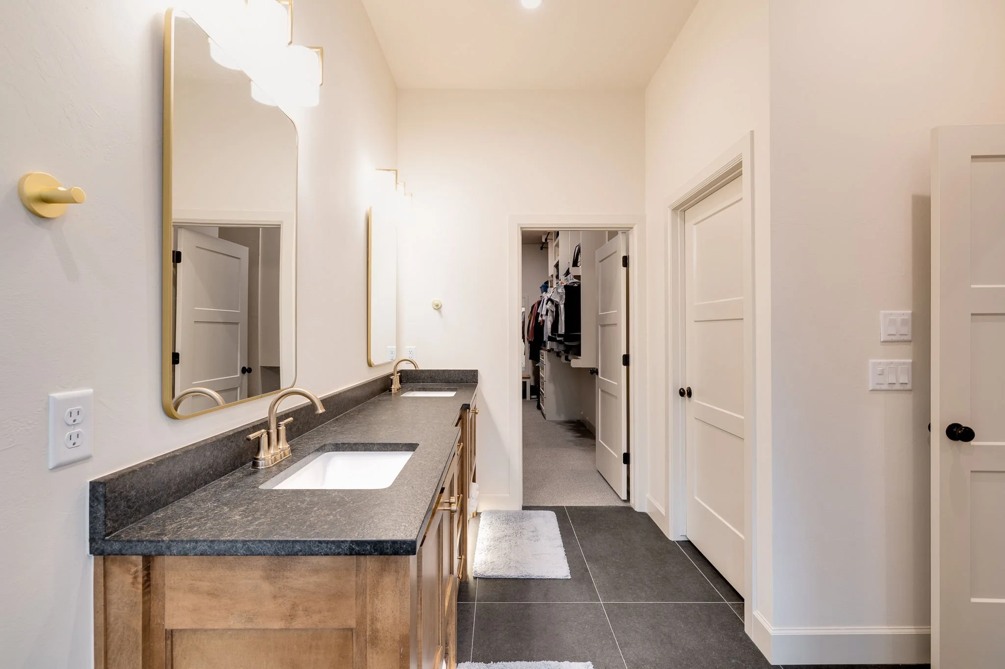 37-1732-parkwood-ave-edmond-ok-73034-primary-bathroom.jpg