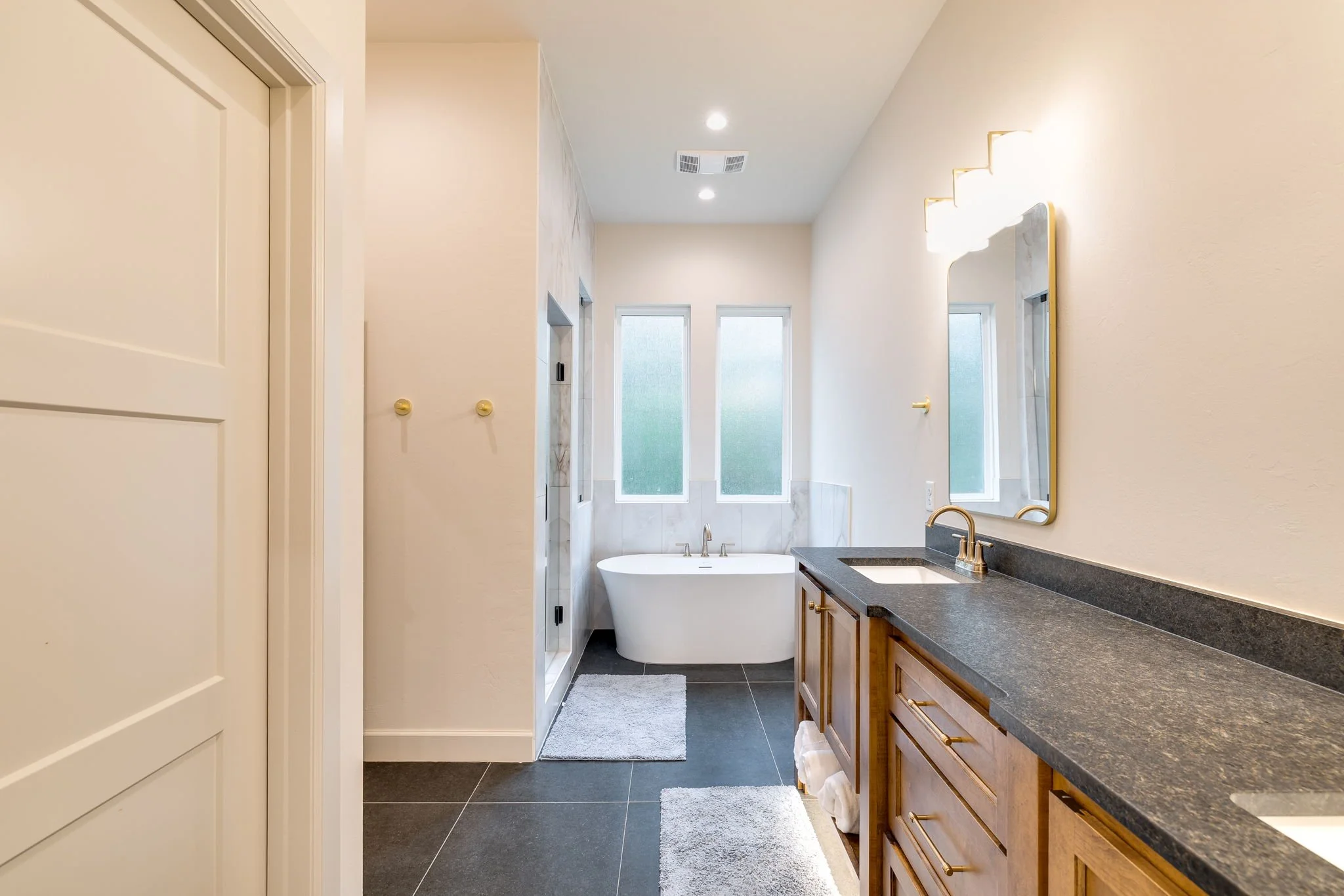 39-1732-parkwood-ave-edmond-ok-73034-primary-bathroom-soaking-tub.jpg
