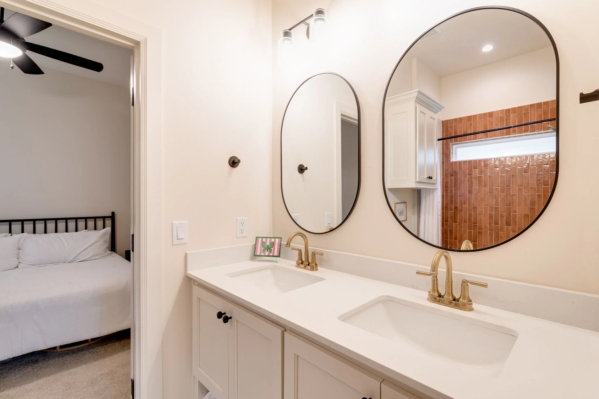 49-1732-parkwood-ave-edmond-ok-73034-jack-and-jill-bathroom-double-vanity.jpg