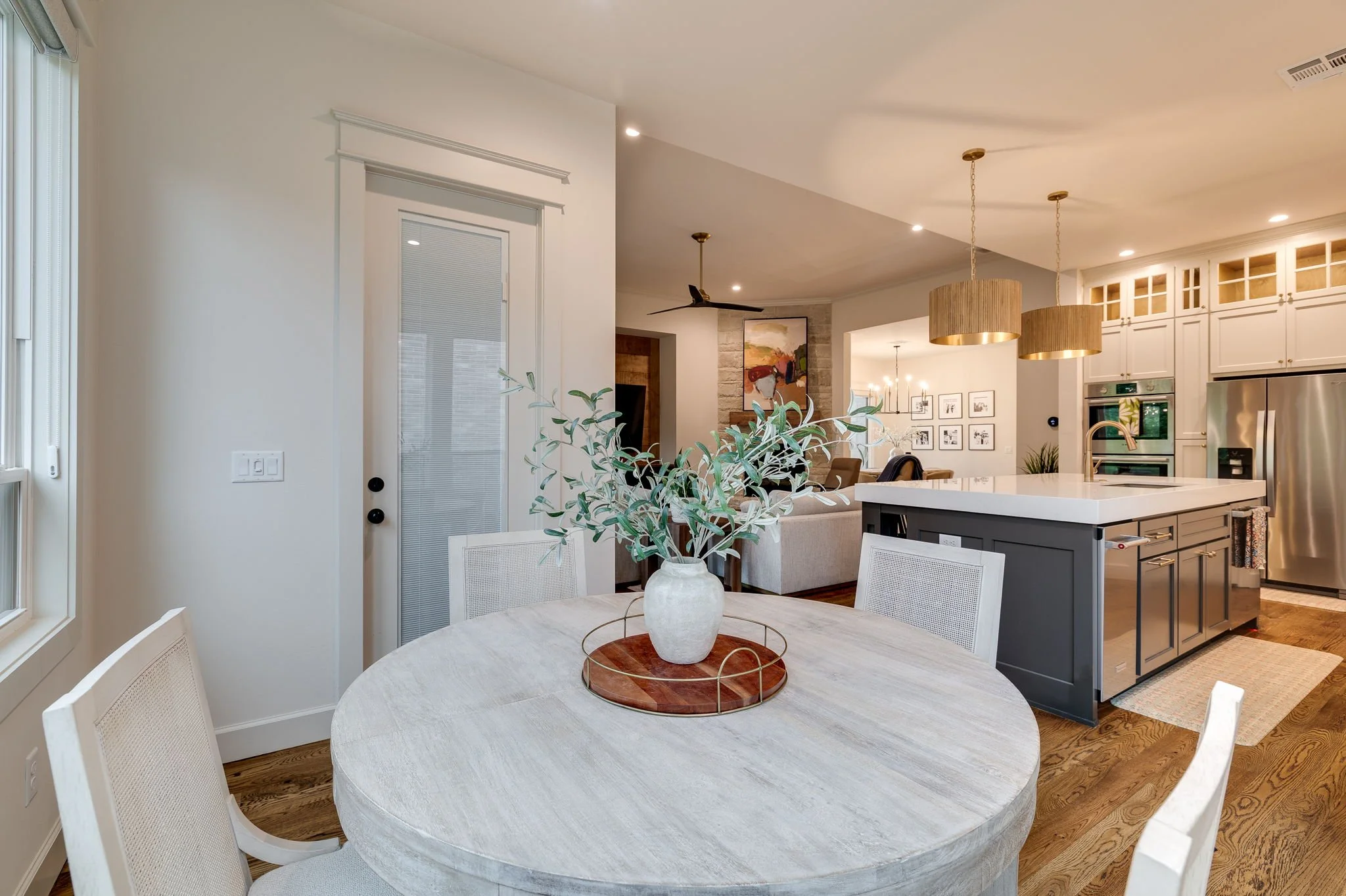 31-1732-parkwood-ave-edmond-ok-73034-breakfast-area-open-to-kitchen.jpg