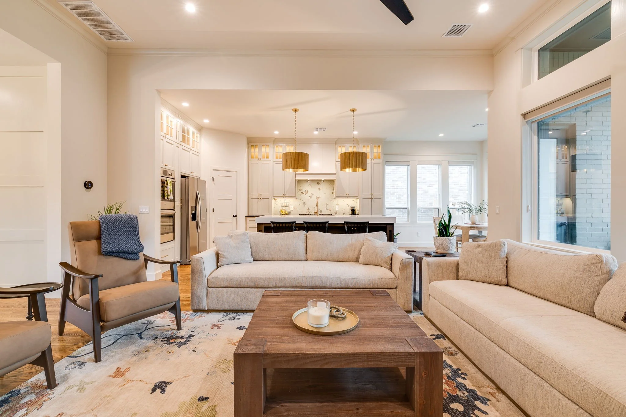 19-1732-parkwood-ave-edmond-ok-73034-living-room-to-kitchen.jpg