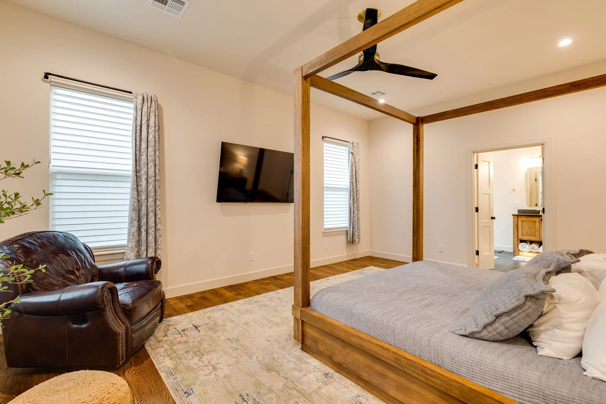 32-1732-parkwood-ave-edmond-ok-73034-primary-bedroom.jpg