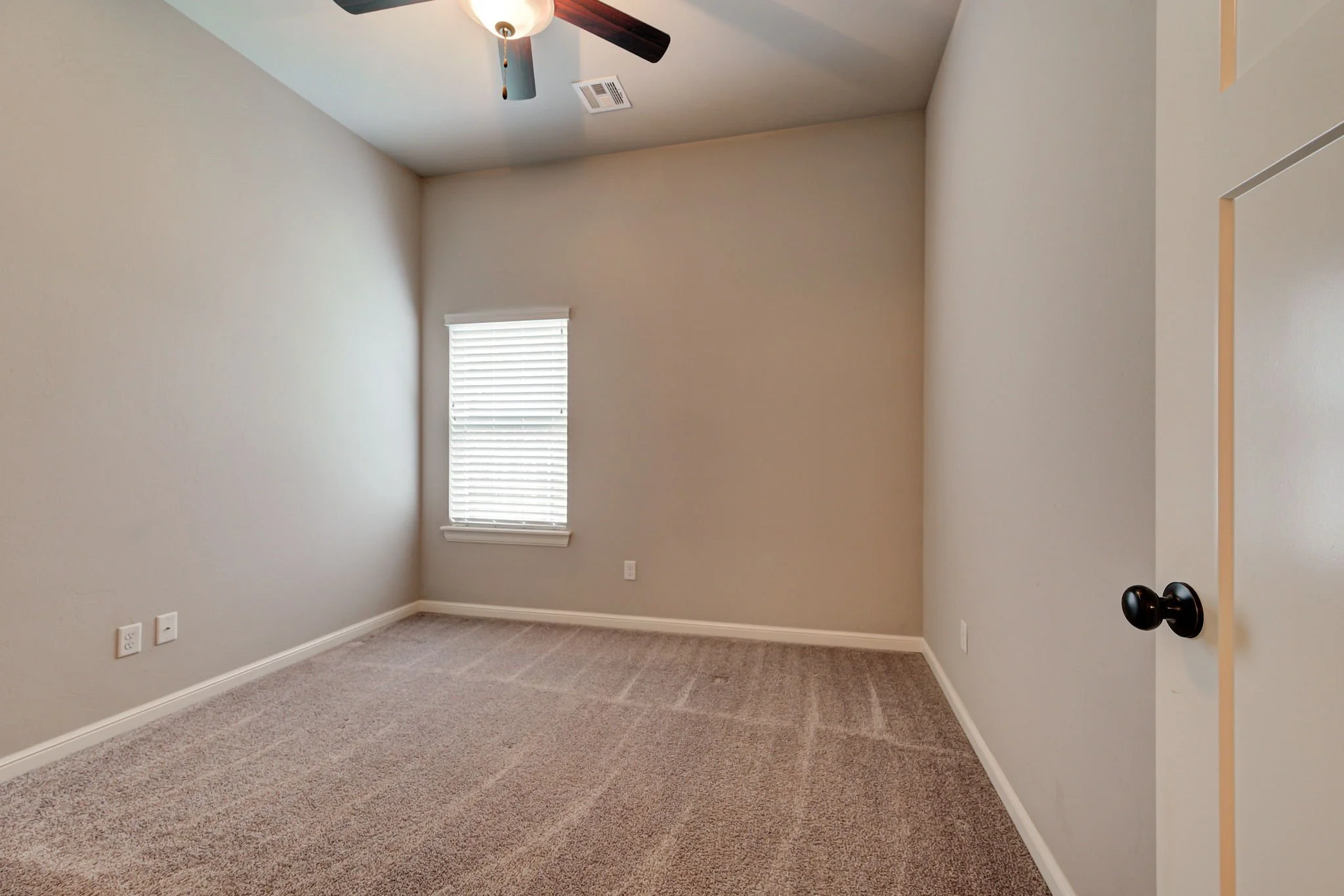 31-guest-bedroom-neutral-walls-carpet.jpg