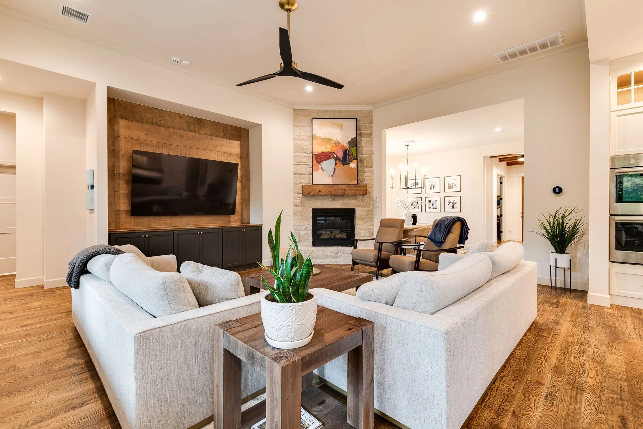 16-1732-parkwood-ave-edmond-ok-73034-living-room-open-to-kitchen.jpg