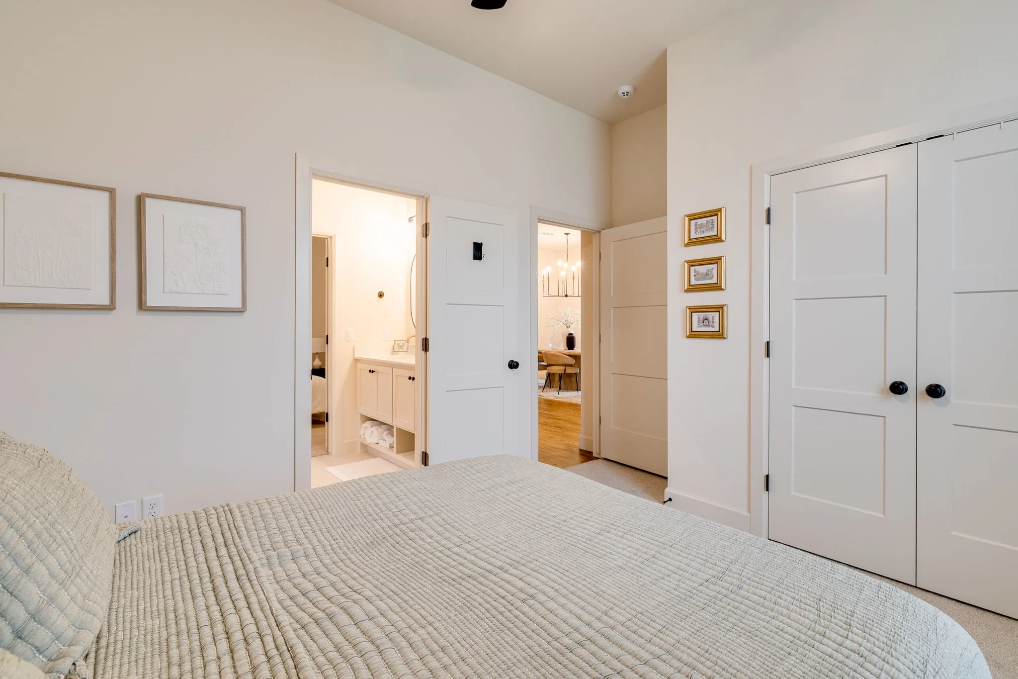 47-1732-parkwood-ave-edmond-ok-73034-guest-bedroom-ensuite.jpg