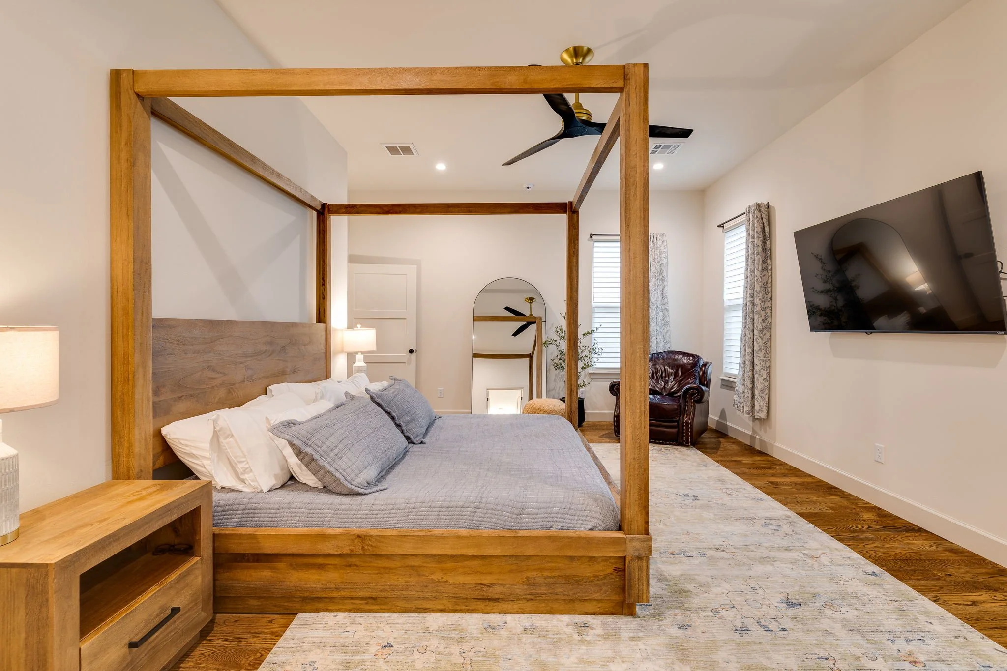 35-1732-parkwood-ave-edmond-ok-73034-primary-bedroom-mounted-tv.jpg