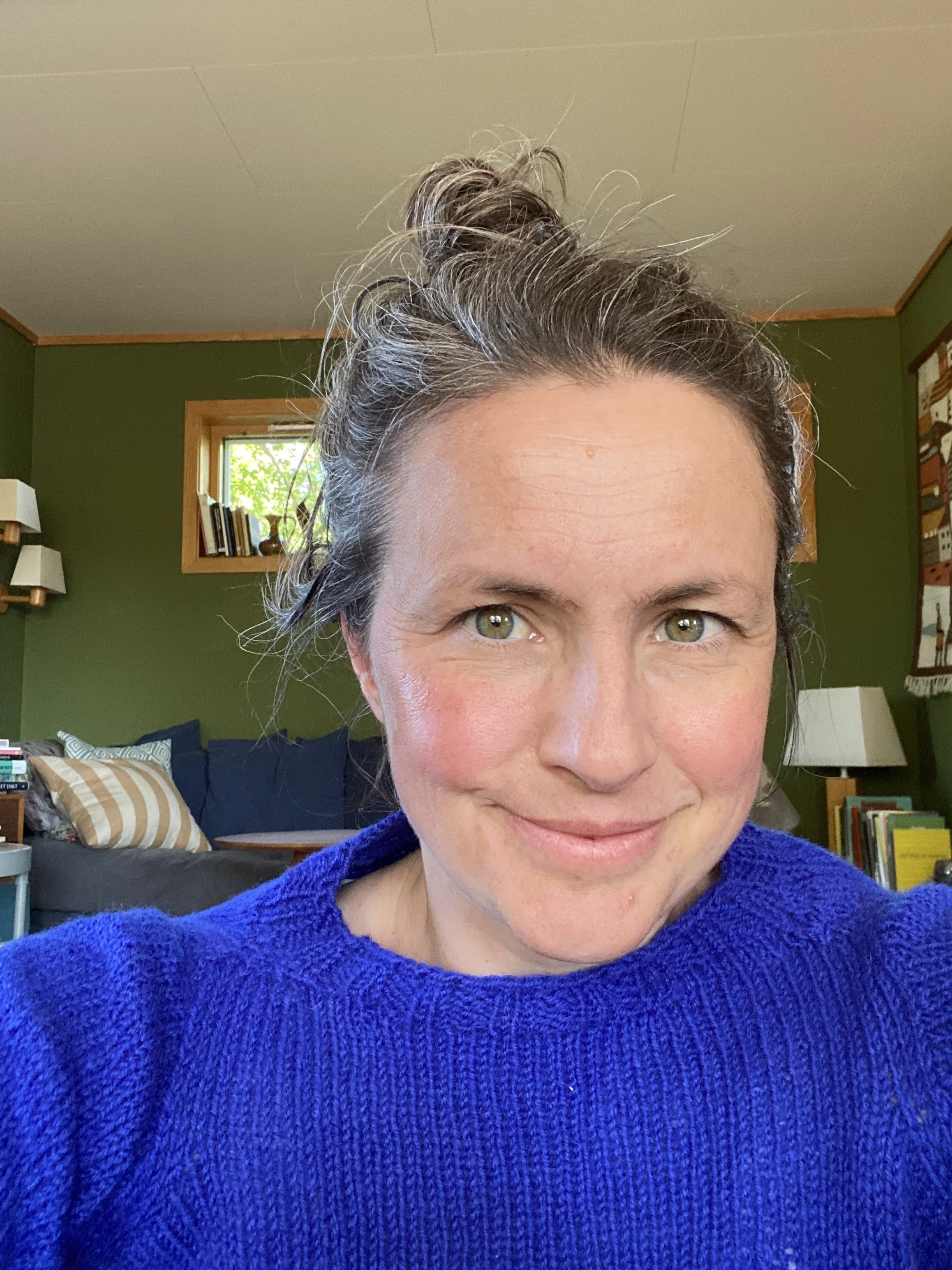 Bilde av Cissi Andersen i en blå ullgenser