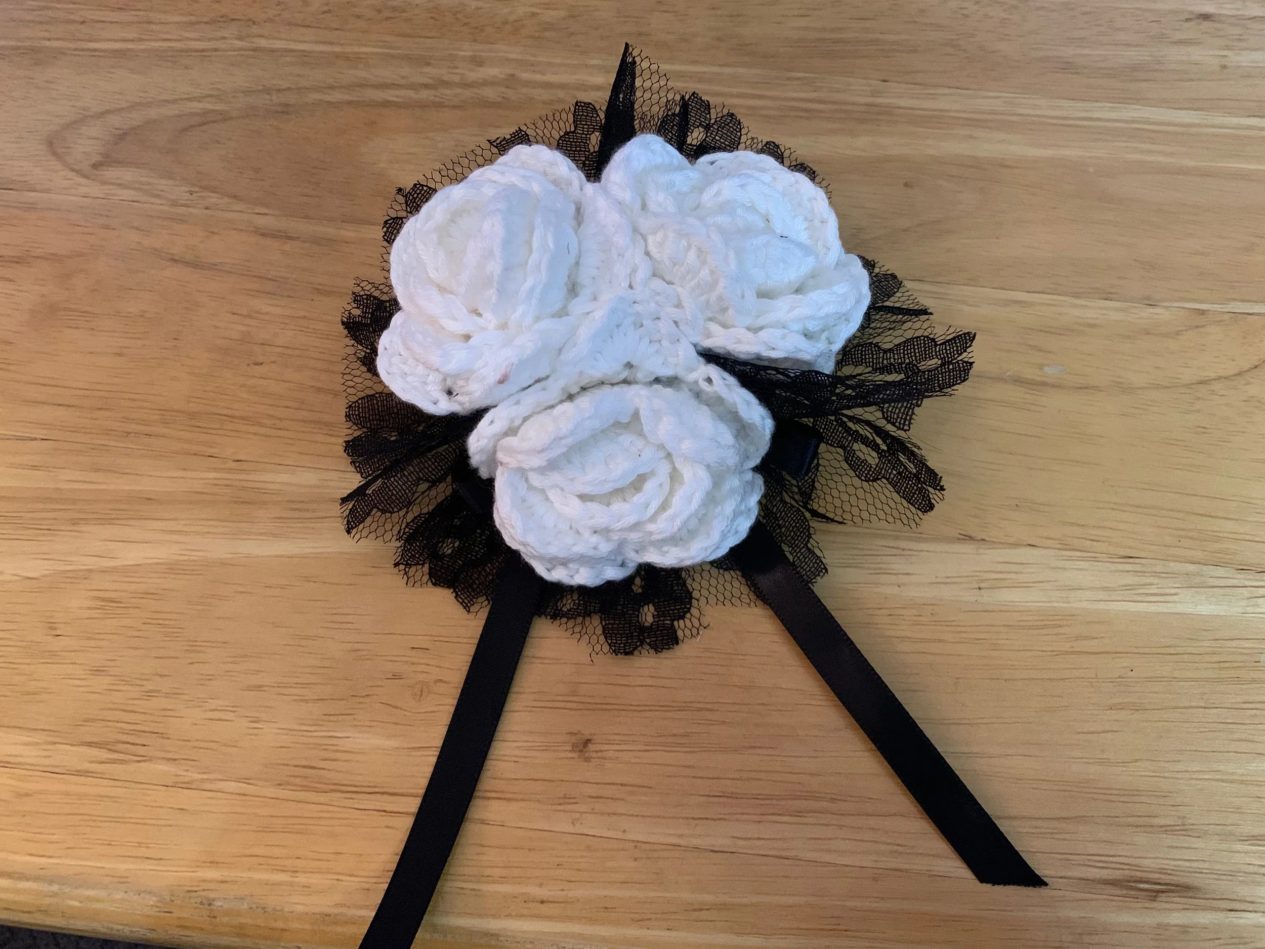 Crochet+Wrist+corsage+white+roses.webp