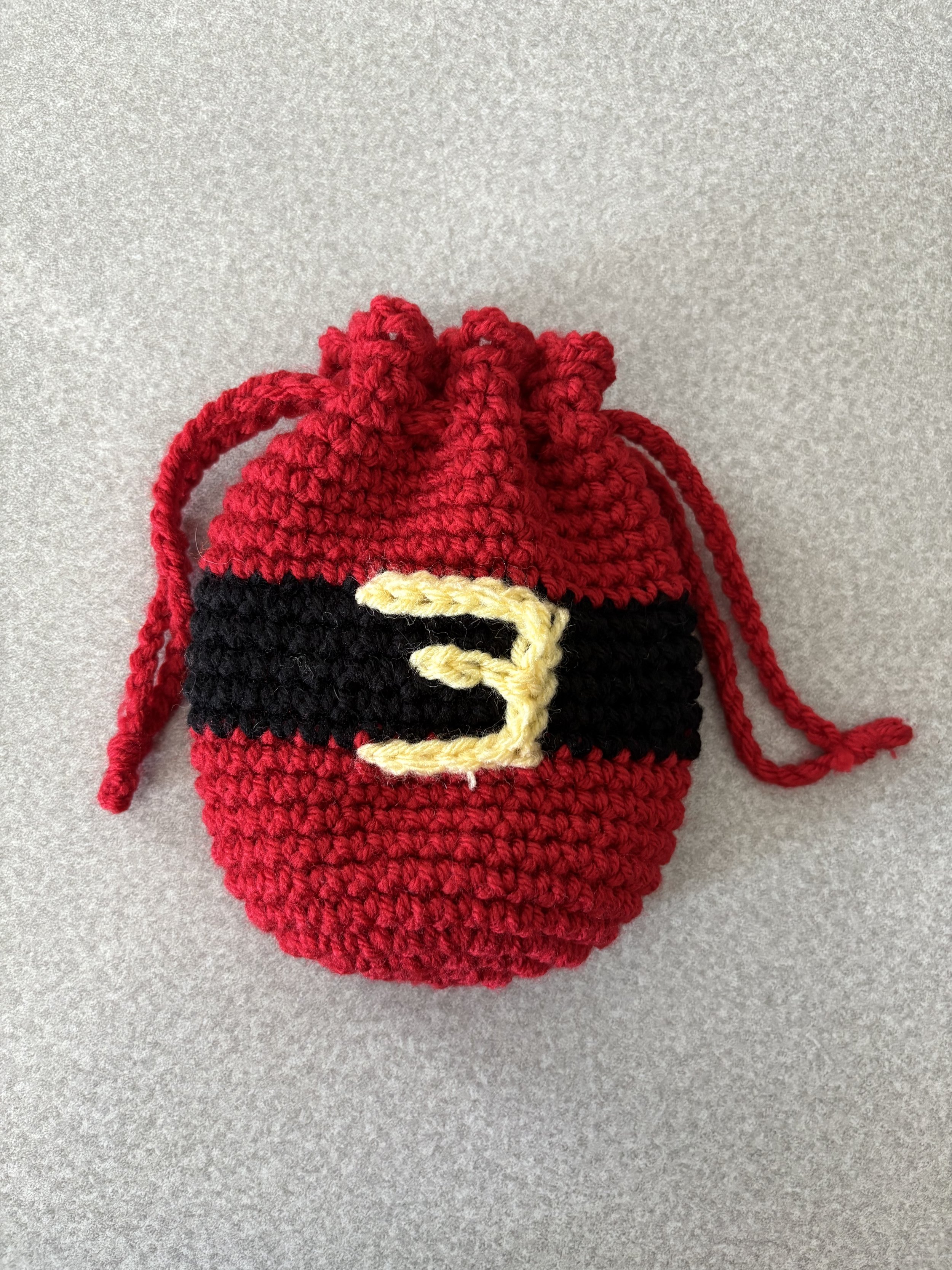 "Santa Pouch" (I actually made this one for personal reasons; the kids love it when they come over for the holidays and there're little treats waiting for them in the Christmas tree ;) )