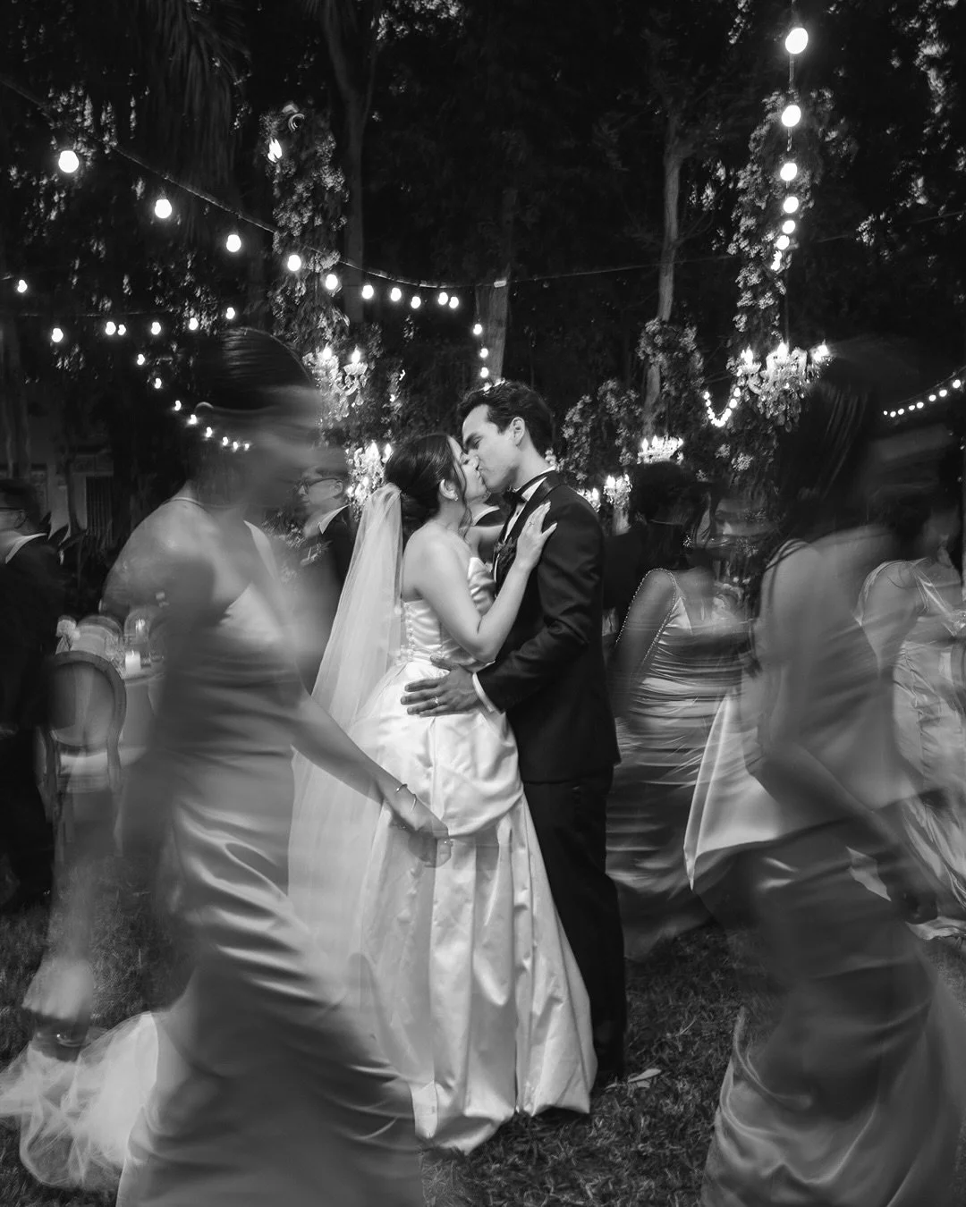 Alejandra &amp; Fernando

Un resumen de la incre&iacute;ble boda de esta gran pareja.

foto: @franklinzumaran_fotografo 
wp: @mimejorversion_vk 
video: @carlosromerofilms 
makeup: @rociocalderonstudio 
vestido: @marialuisavictoriaatelier 
local: @lae