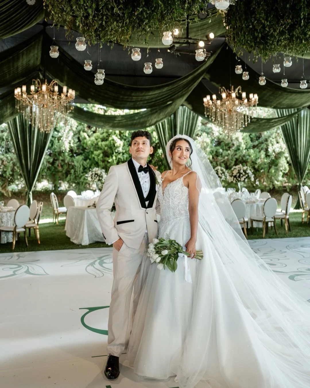 Ivonne &amp; C&eacute;sar

wp: @silvanaanguloweddingplanner 
foto: @franklinzumaran_fotografo 
video: @carlosromerofilms 
makeup: @angelaolanomua 
peinado: @cinthiaquezada_peinadostrux 
orquesta: @castabravaorquestaoficial 
contenido: @la.creadoradec