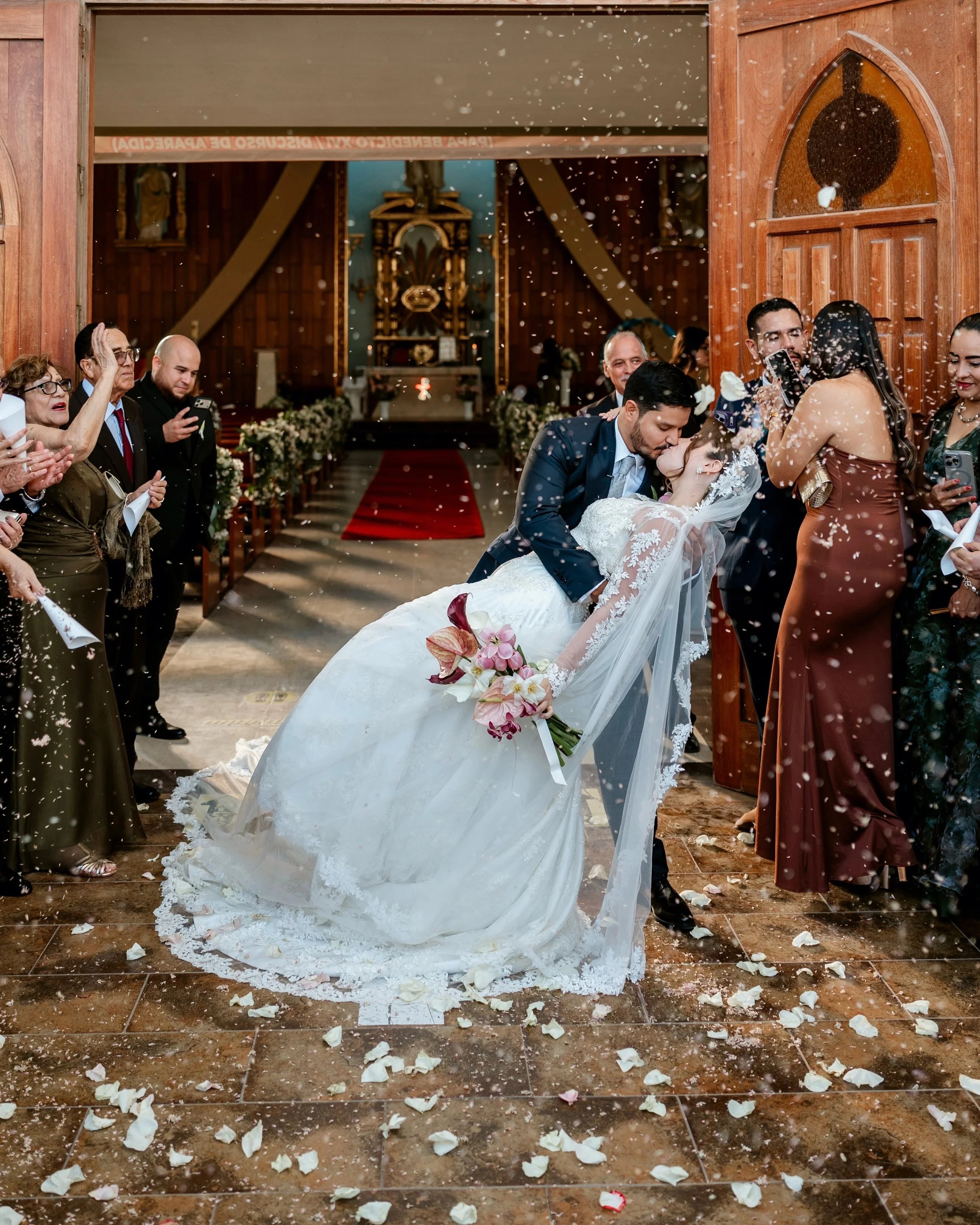 Fernando &amp; Jassmin

fotograf&iacute;a: @franklinzumaran_fotografo 
wp: @brunellafuentes.wp 
video: @carlosromerofilms 
producci&oacute;n: @haciendaalboradaeventos 
makeup: @arnoldcastro_makeup 
peinado: @liz.bridalhair 
tocado y aretes: @perladen