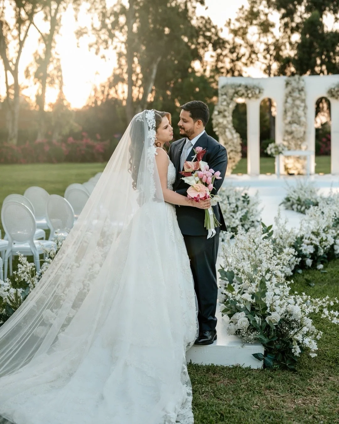 Fernando &amp; Jassmin

fotograf&iacute;a: @franklinzumaran_fotografo 
wp: @brunellafuentes.wp 
producci&oacute;n: @marlenimiranda.eventplanner 
local: @haciendaalboradaeventos 
video: @carlosromerofilms 
aretes y tocado: @perladenovia_tocados 
peina