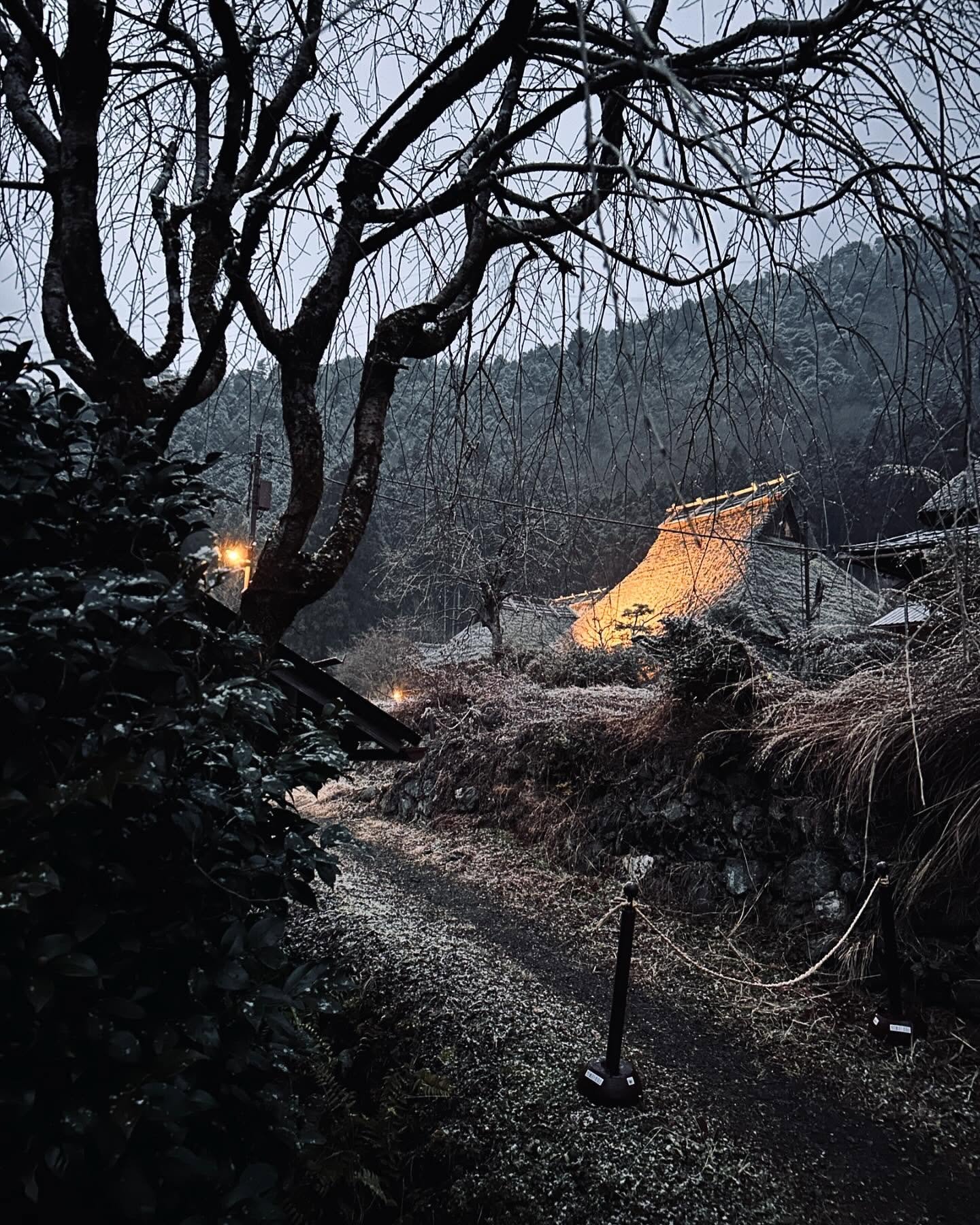 .
🛖 Miyama (美山) is a tiny farming village tucked away in the hills about 60km (@40 miles) due north of Kyoto. 

🛖 There are 38 thatched-roof houses that have been preserved for over 200 years, and is now designated as an Important Preservation Dist