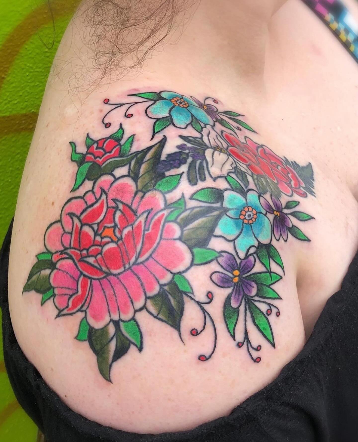 Tattooing by @amelia.ann.artistry 💐✨✨ now taking appointments through the super convenient book form on her page!
.
.
.
.
.
.
.
#floraltattoo #floraltattoodesign #kentonpdx #portlandoregon #pnwtattoo #seattletattoo #pdxtattoo