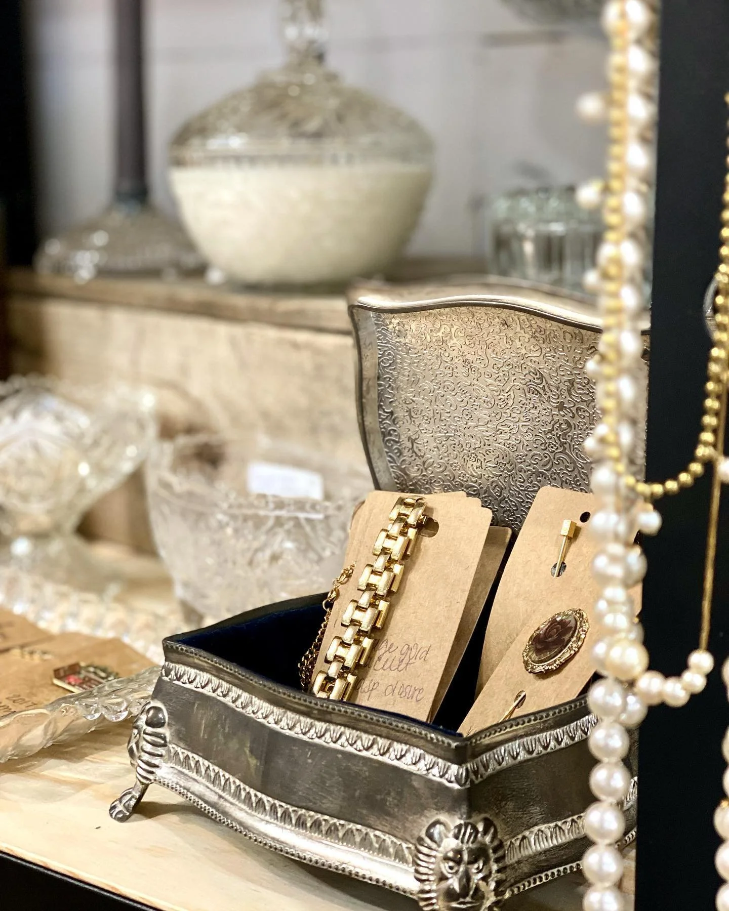 Shop our new vintage pop-up at @compassrosetc 🕰 
I&rsquo;ve been stocking tons of jewelry pieces + home goods, with a deeper focus in mens formal accessories. 
.
.
Things are moving quickly so stop by to shop when you&rsquo;re in Traverse City! Thes