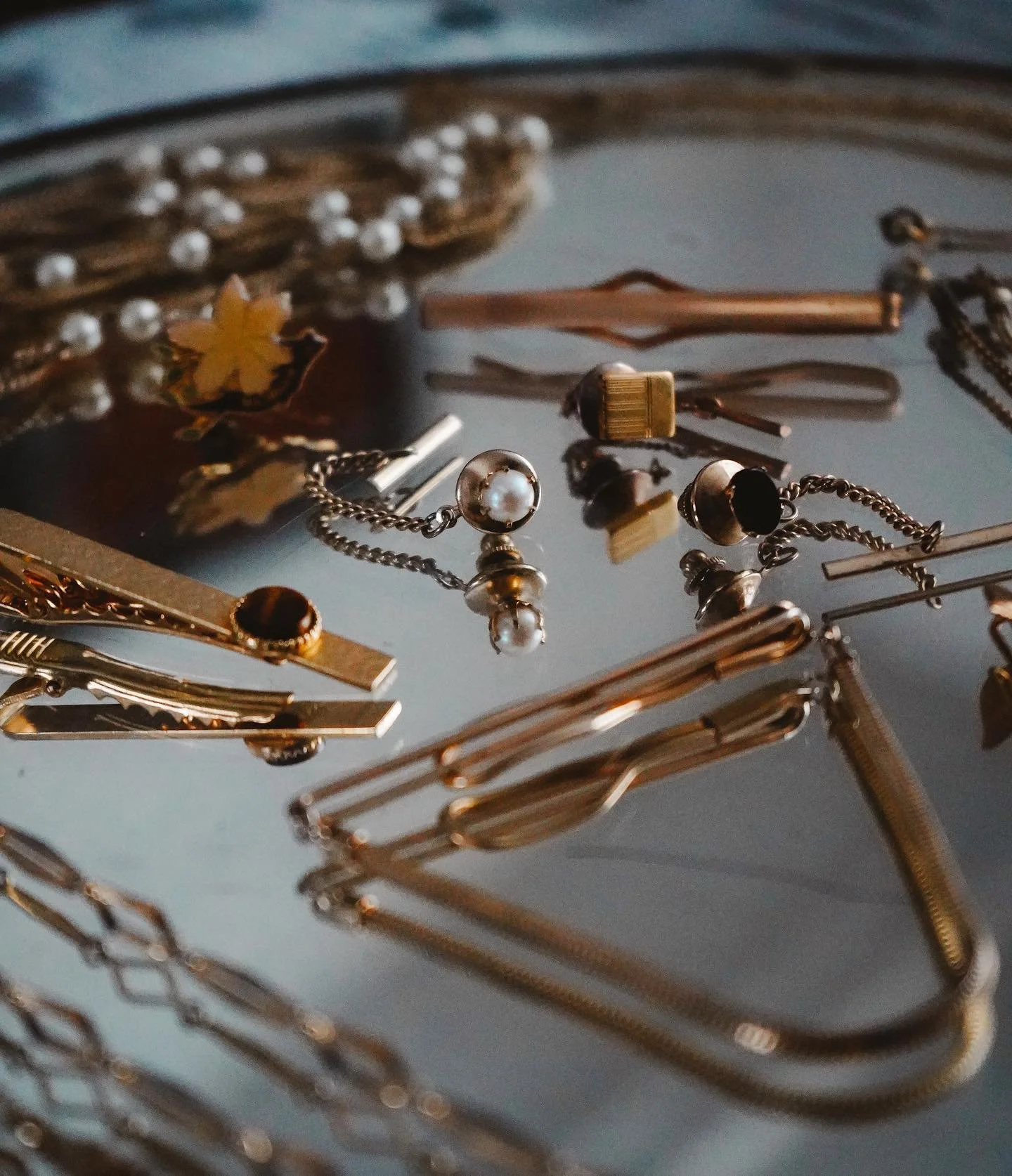 ✨ s h o p  u p d a t e 
this Saturday, 10am! Vintage women&rsquo;s jewelry + men&rsquo;s tie accessories. Chic chain necklaces, chain bracelets, enamel pins, tie bars, tie tacks + tie pins. Everything will be listed online (we have a candle company -