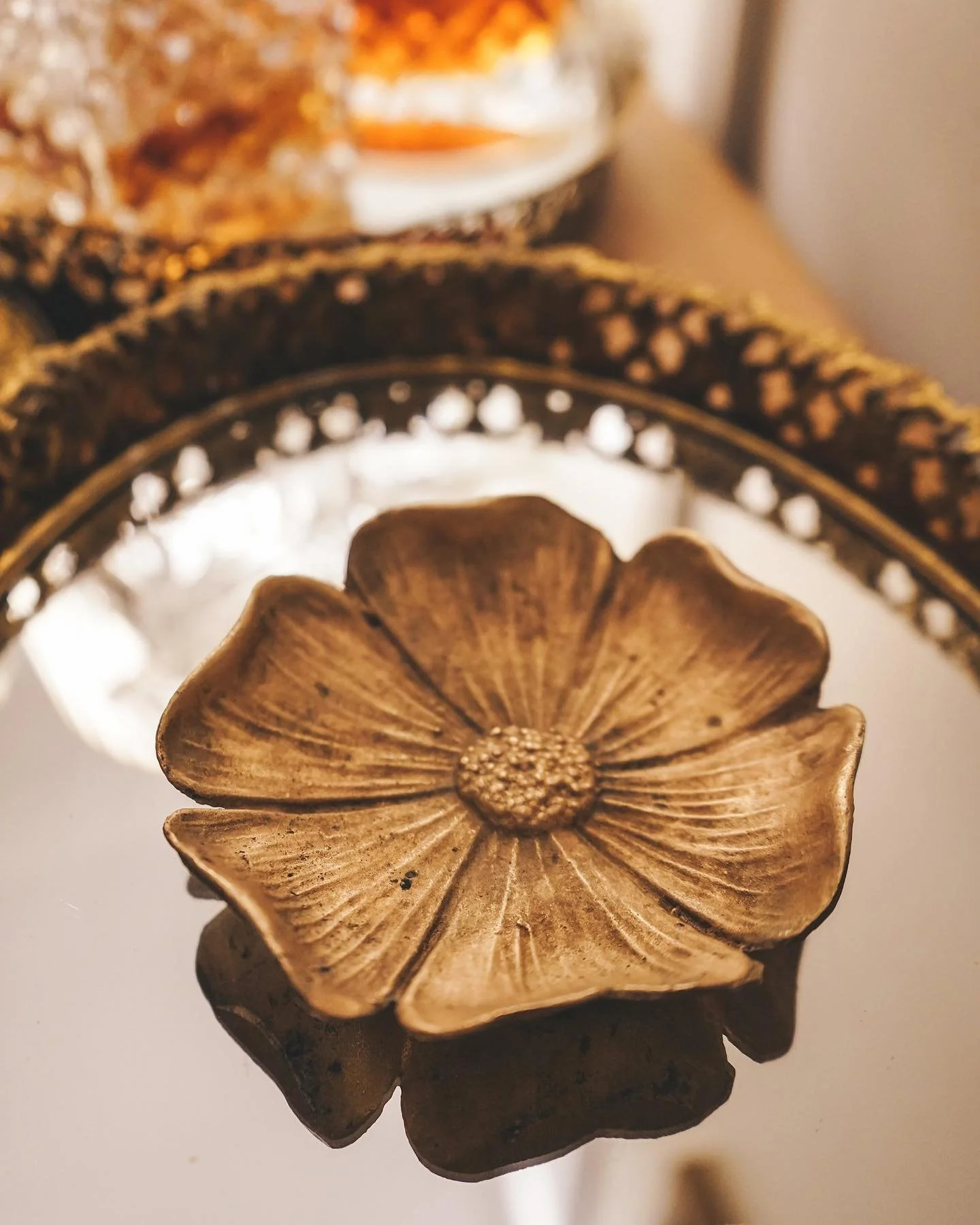 Sold ✨
f l o w e r  c a t c h a l l
&bull; vintage item
&bull; cast iron catchall
&bull; brass color
&bull; heavy duty
&bull; great for small trinkets, change, jewelry, etc

Available at the link in bio!
