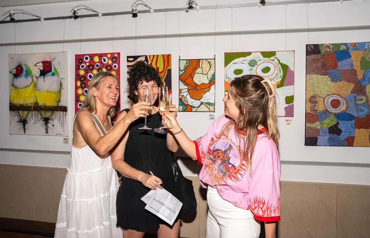 🦋 Thank you to everyone who made the 22nd Environs Kimberley Art Auction such a heartwarming success! To the artists, volunteers, performers, bakers, EK team and everyone behind the scenes 💫 @adeleoliver @fusionfoods_broome @environskimberley

✨ Se