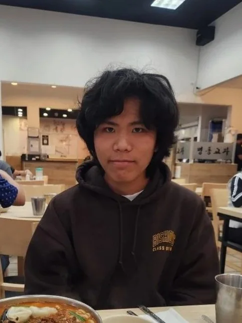 Picture of Noan Cheng sitting