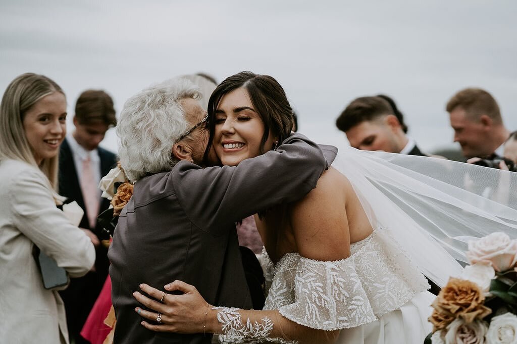 Wedding ceremonies should bring the FEELZ 💘

Ways to VIBE-PROOF your wedding day so that it feels bloody good inside - for you and your guests! Here are a few additions to your day that you can FEEL (making them priceless in my humble opinion)

🩷 l