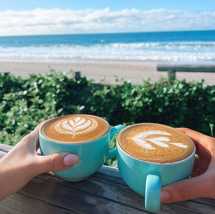 Your morning coffee with a stunning view over Kings Beach! It does not get any better than that ☕
📸 @coffeecatonkingsbeach @visitcaloundra