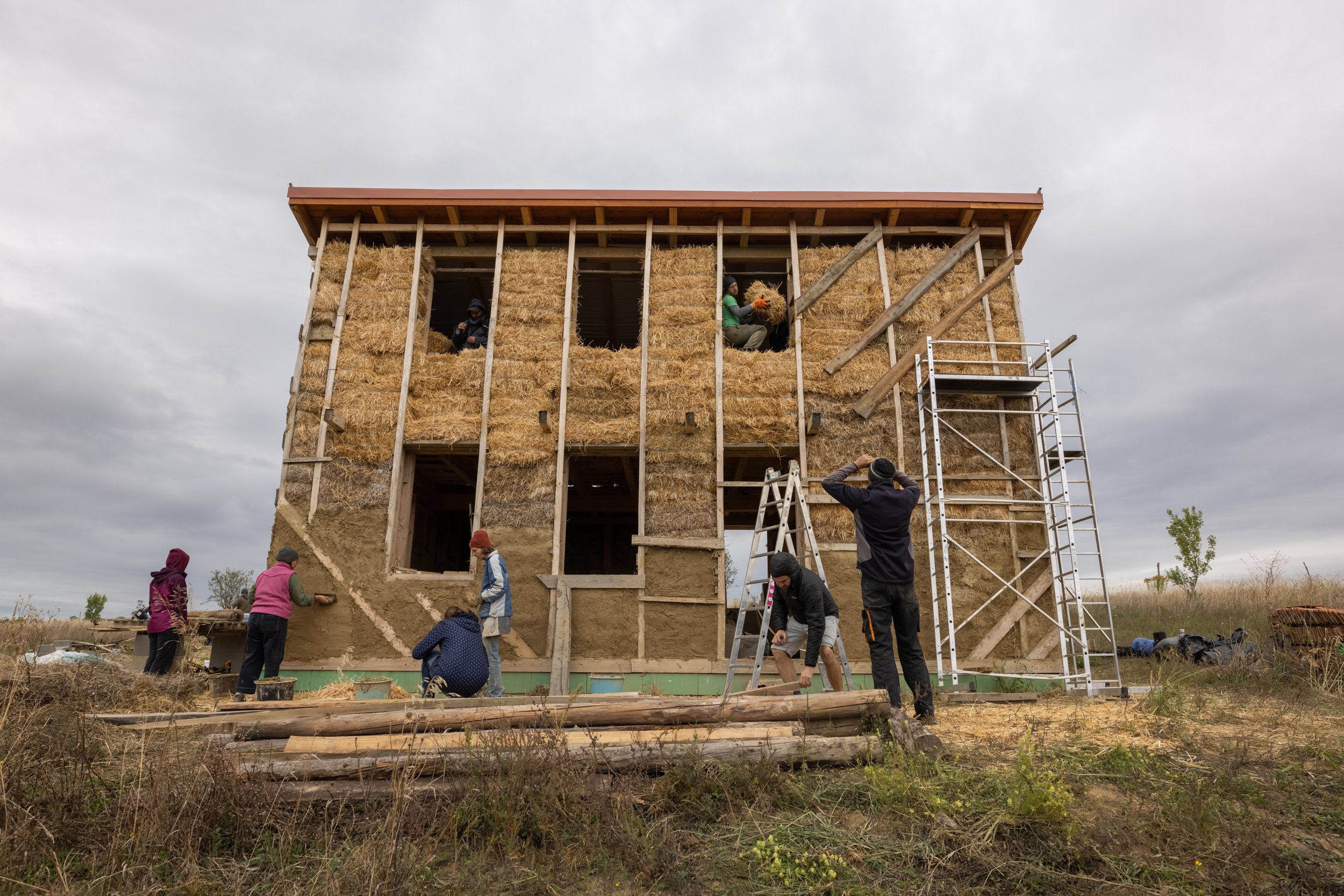  Straw-bale house under construction in Nyim on September 25, 2022. The residential building was designed by Gabriella Révész, president of the Hungarian Strawbale-Building Association, considering the needs and ideas of the community. They build it 
