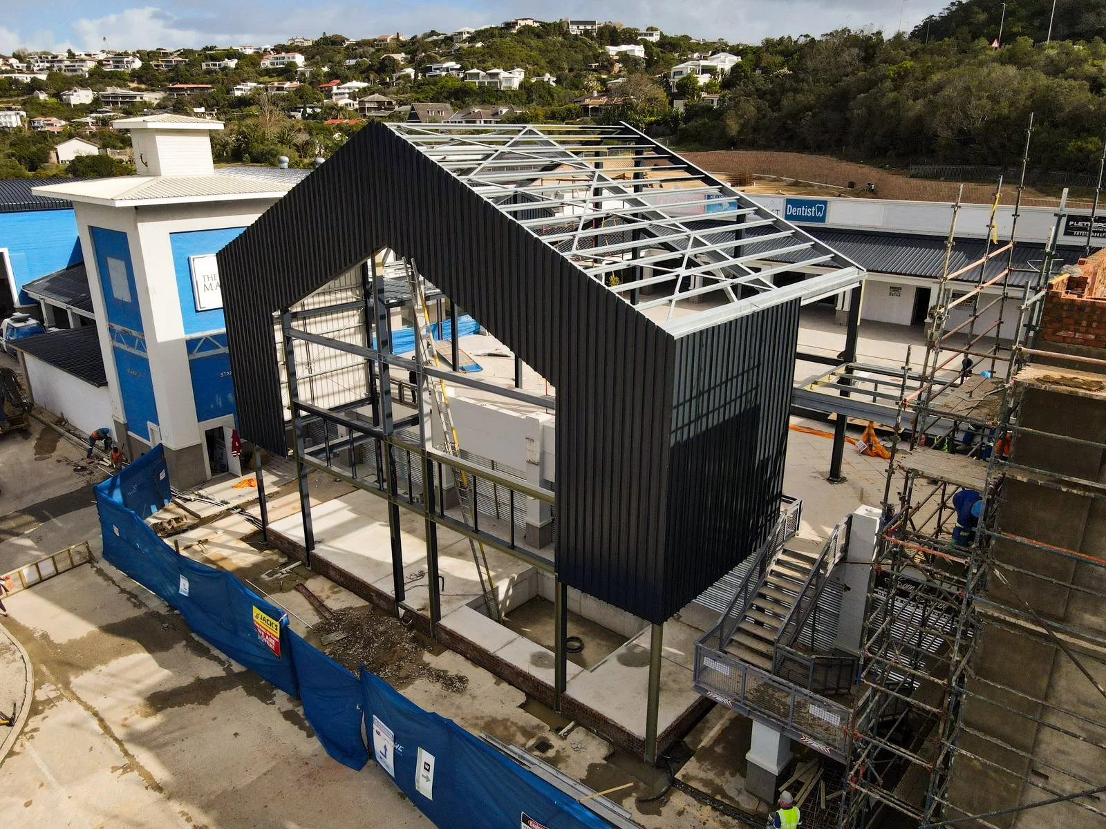 🏗️ Construction Progress: Market Square, Plettenberg Bay 🏬

We&rsquo;re excited to share a progress update on the Phase 1 redevelopment of the Market Square Shopping Centre in beautiful Plettenberg Bay! Ruwacon is proud to be leading the transforma