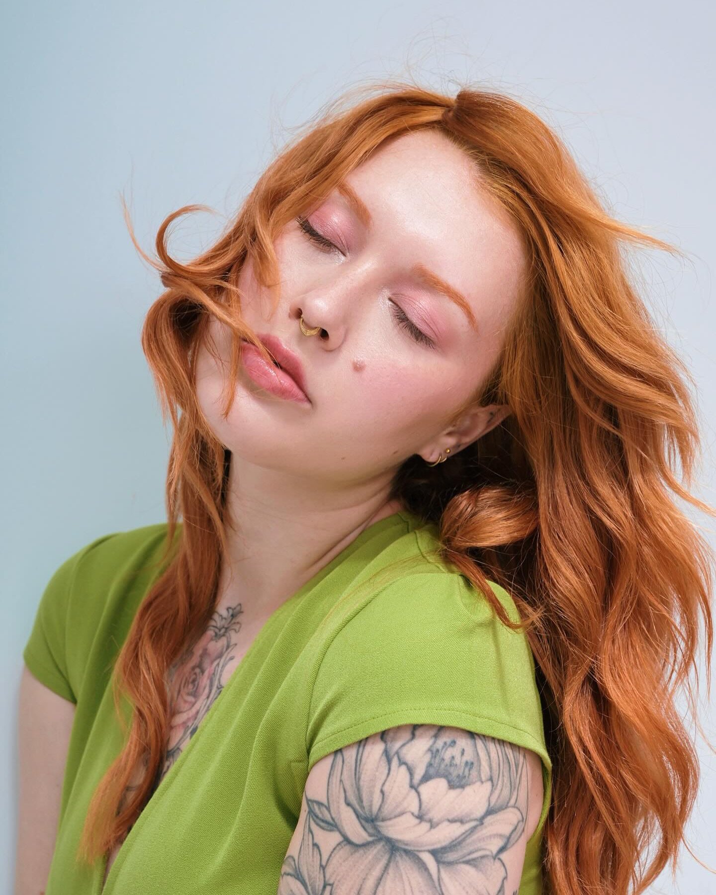 people often think I am really edgy and tough, but if you really know me you know that it is not true. I like how these shots capture my soft side 🌻🍃 
photography @jw.7_photography 
muah @kimviergever 
model @kimviergever 
-
Tags &bull; make up &bu