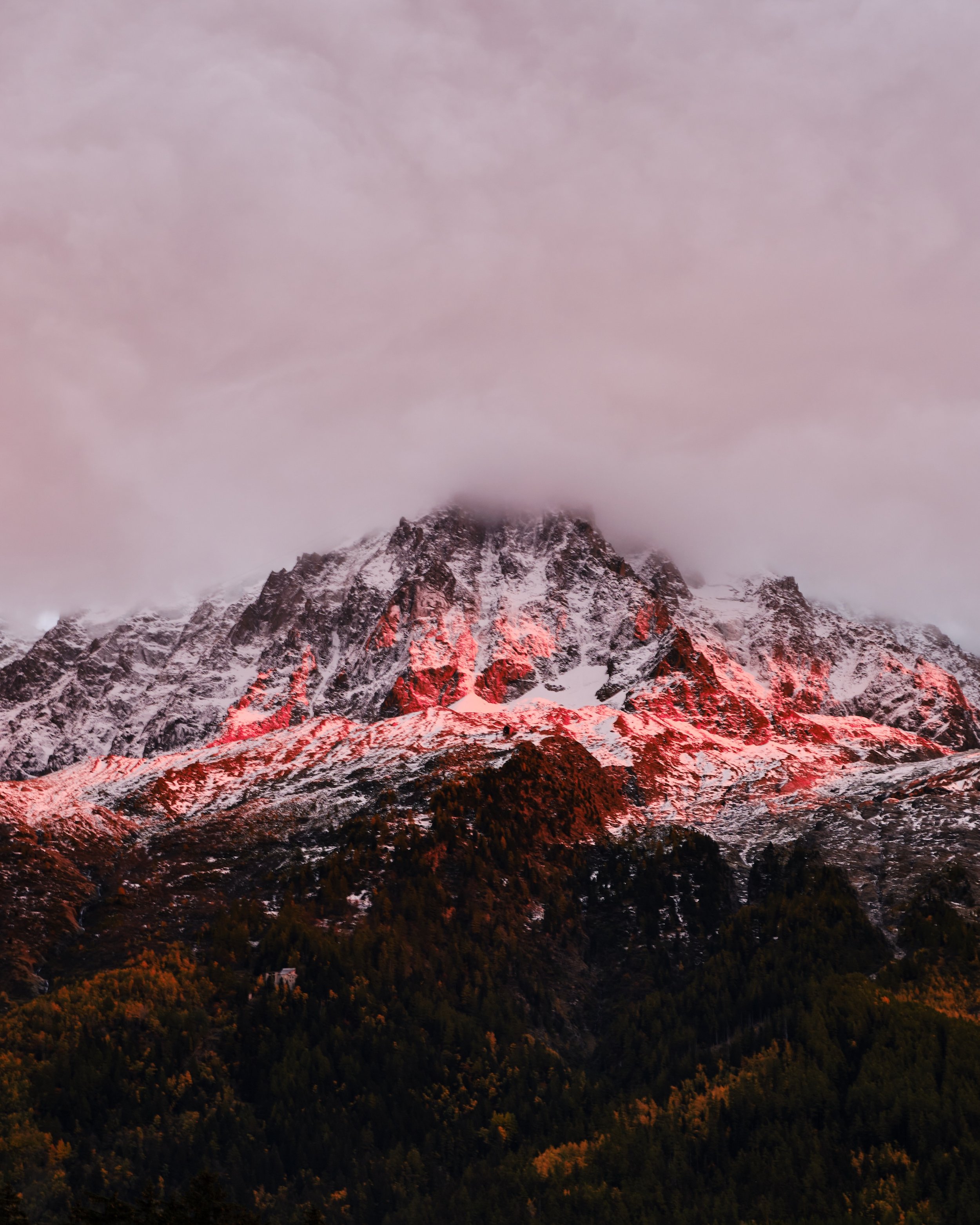 Aiguille D&rsquo; Midi - 26.10.2026 🌕

#chamonix #aiguilledumidi #autumnvibes🍁 #fujifilm #xt5