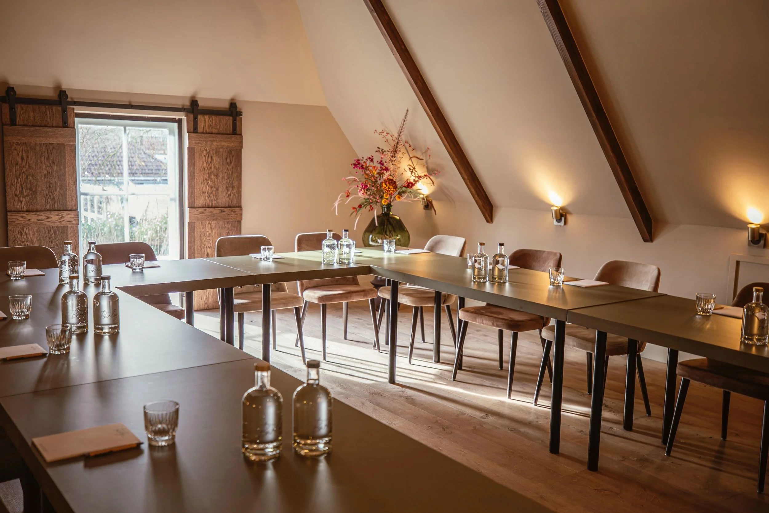 Zoek je een inspirerende plek voor een zakelijke training, presentatie of overleg? Boven ons restaurant in hartje Wageningen vind je onze grote, stijlvolle zaal.
Deze ruimte is onder andere in te richten in een U-vorm opstelling: ideaal voor maximale