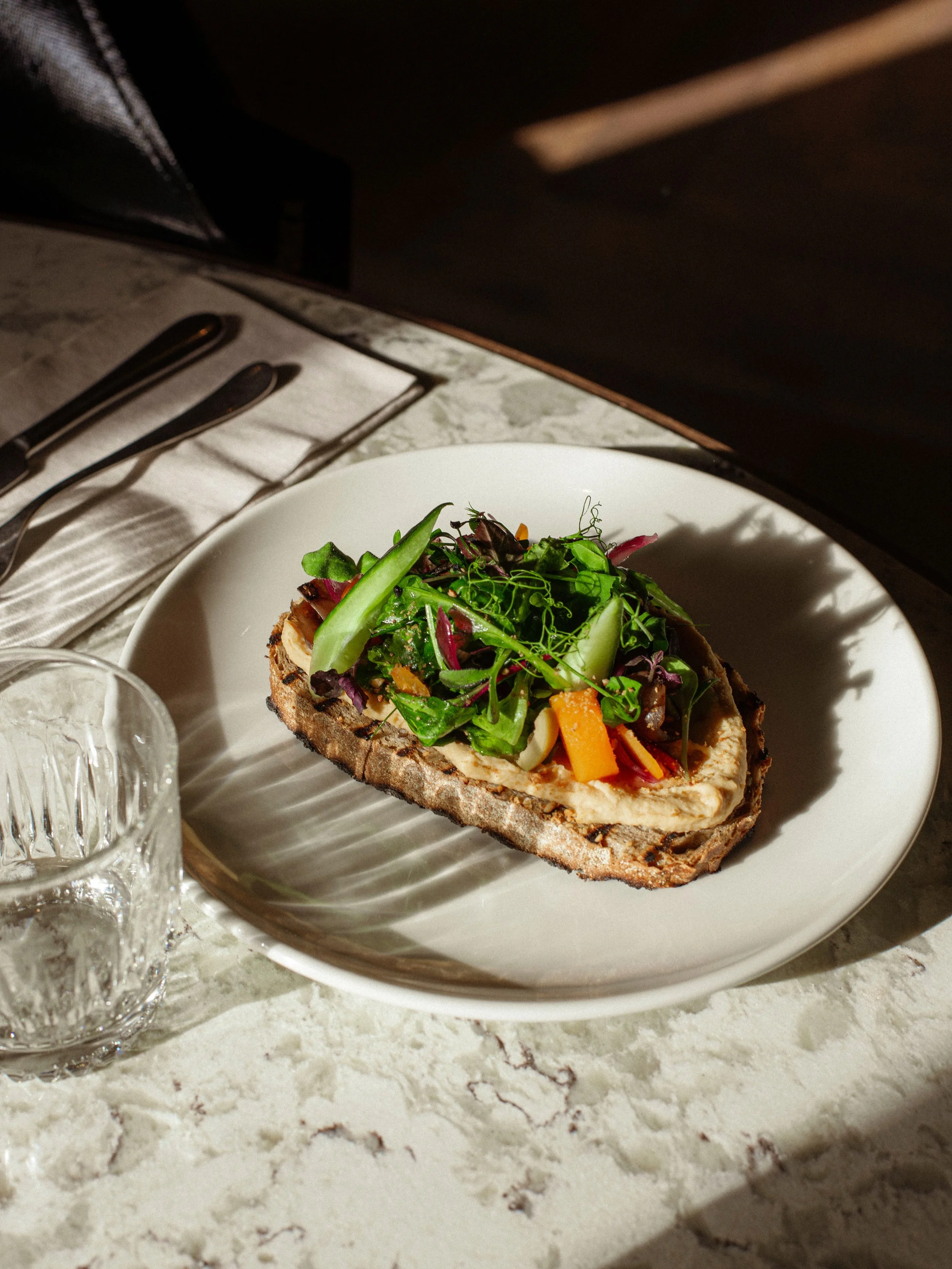 Vanaf 11.00 uur draait het bij ons om de heerlijke dingen van het leven: een uitgebreide lunch, een goed gevuld borrelbord of een diner om rustig bij te tafelen.
Of je nu ontsnapt aan de dagelijkse hectiek of gewoon zin hebt in wat extra gezelligheid