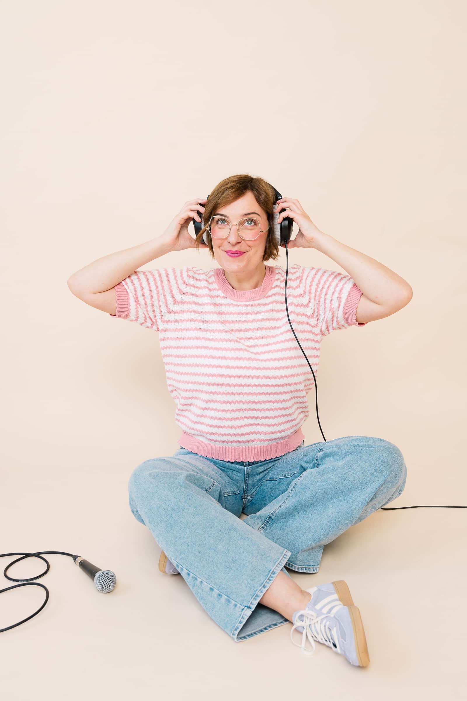 THERAPIEPAUSE - Coaching für Praxisinhaber in der Logopädie, Ergotherapie und Physiotherapie. Portrait von Ina Kimmel mit Podcast-Equipment
