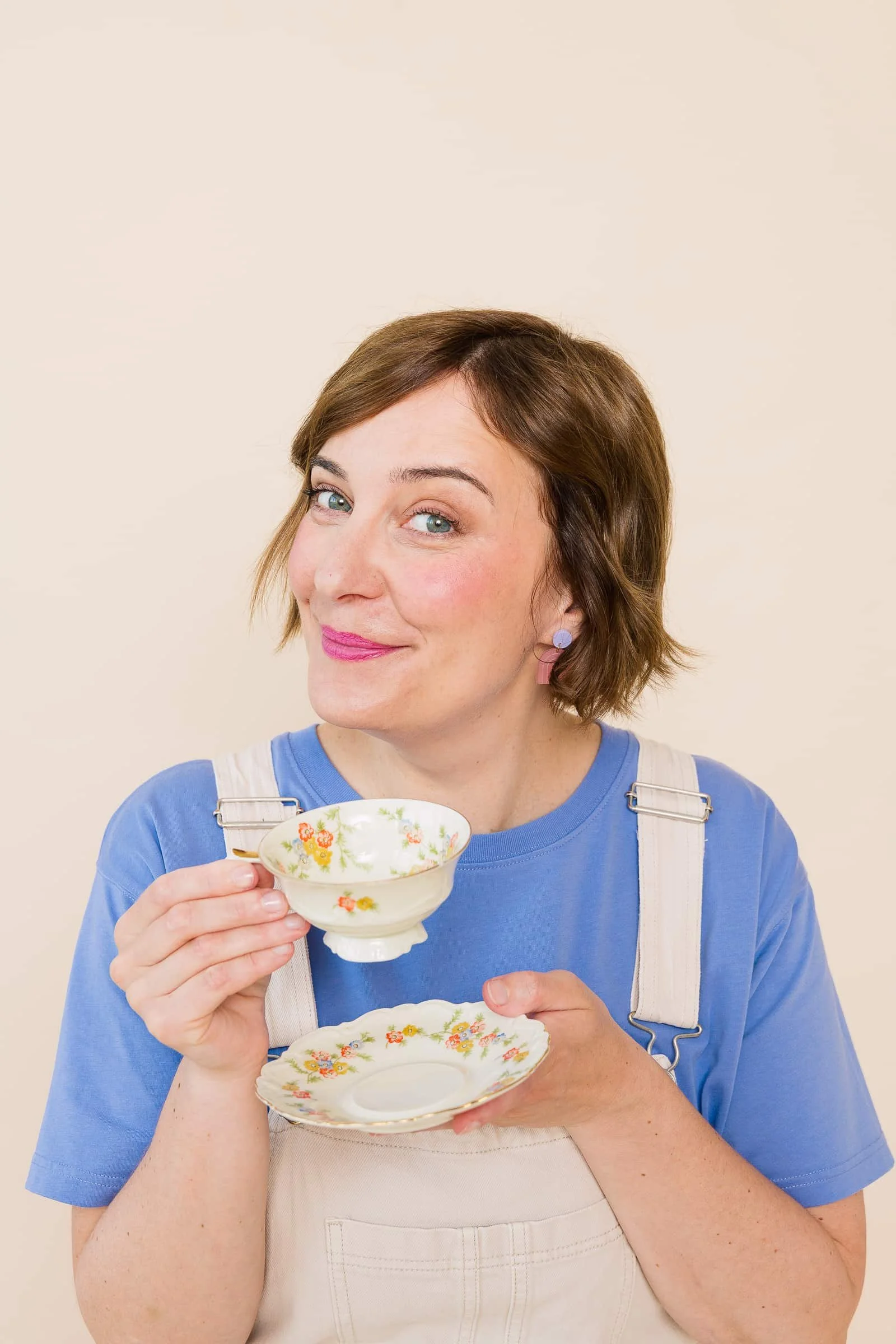 Portrait von Ina Kimmel, Gründerin von THERAPIEPAUSE® . Sie hält eine Teetasse in der einen Hand, in der anderen eine Untertasse.
