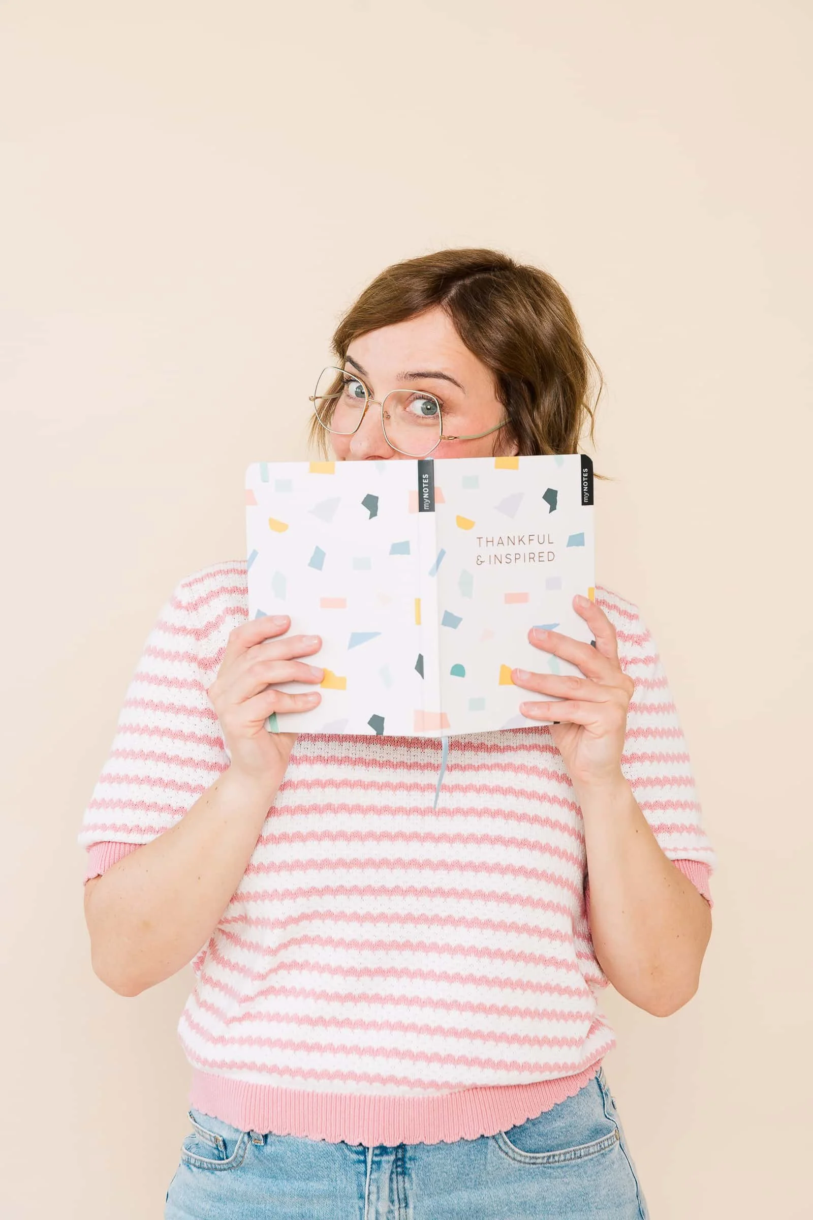 THERAPIEPAUSE - Coaching für Praxisinhaber in der Logopädie, Ergotherapie und Physiotherapie. Portrait von Ina Kimmel mit Notizbuch