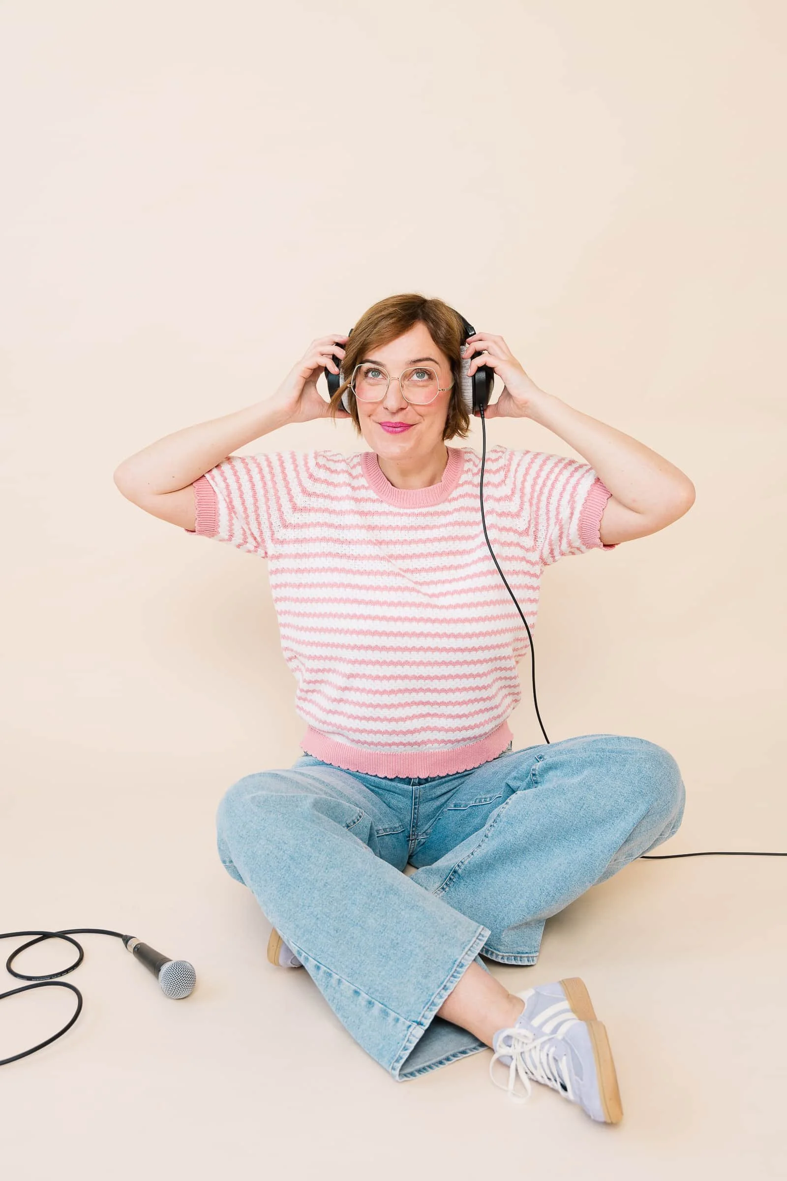THERAPIEPAUSE - Podcast für Praxisinhaber in der Logopädie, Ergotherapie und Physiotherapie. Portrait von Ina Kimmel mit Podcast-Equipment