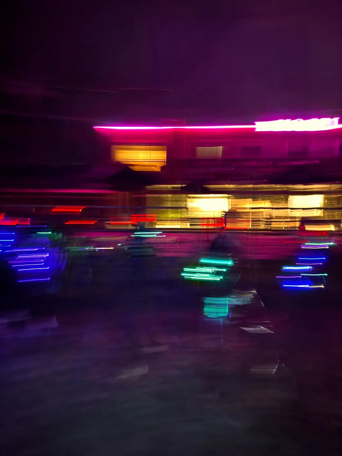 Danse tantrique et lumi&egrave;res sur la plage au cr&eacute;puscule avec nos casques + techno | casual practice lors de nos  Ecstatic weekends 🙃

C&rsquo;&eacute;tait un week-end magnifique, encore de belles rencontres, de merveilleux partages. De 