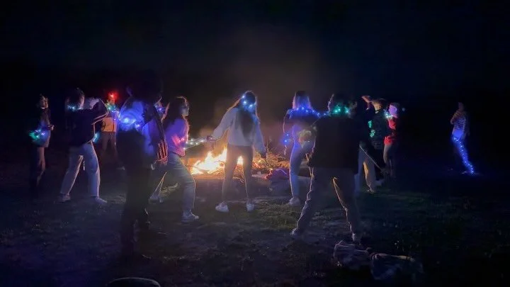 Pour tous ceux qui ont envie de (re)commencer.

Hors du temps, nous nous r&eacute;unissons le temps d&rsquo;un week-end pour explorer, traverser et int&eacute;grer des &eacute;tats de conscience modifi&eacute;s.
Un espace suspendu, loin du quotidien,