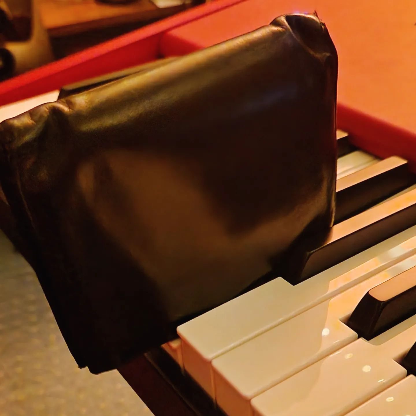 Geldbeutel statt Keyboarderin? Funktioniert nur bedingt 🤣 Gr&uuml;&szlig;e aus der Probe.🤘

#alternativemusic #handmademusic #probe #heavymusic