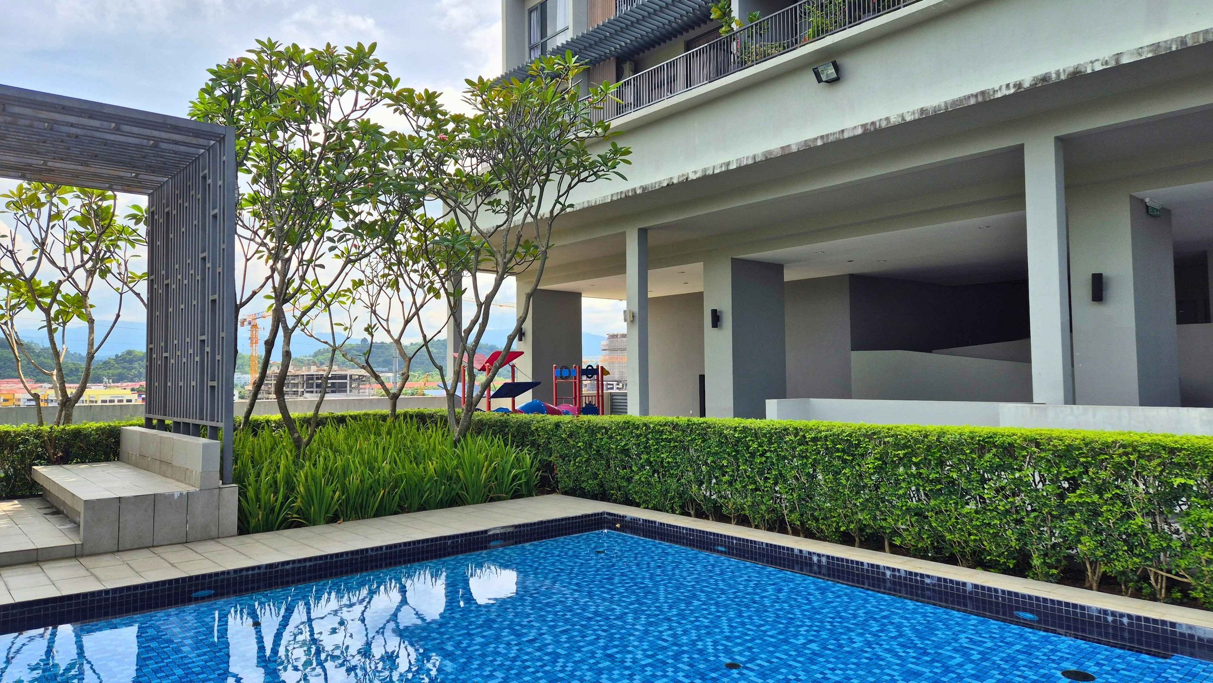 The_Gardens_Bundusan_swimming_pool_area_2.jpg