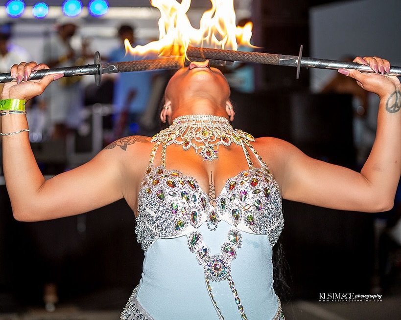 Did you catch the fire performance at D&icirc;ner en Bleu? ✨ @kls.imagephotos 

#burgersatpresents #dinerenbleu