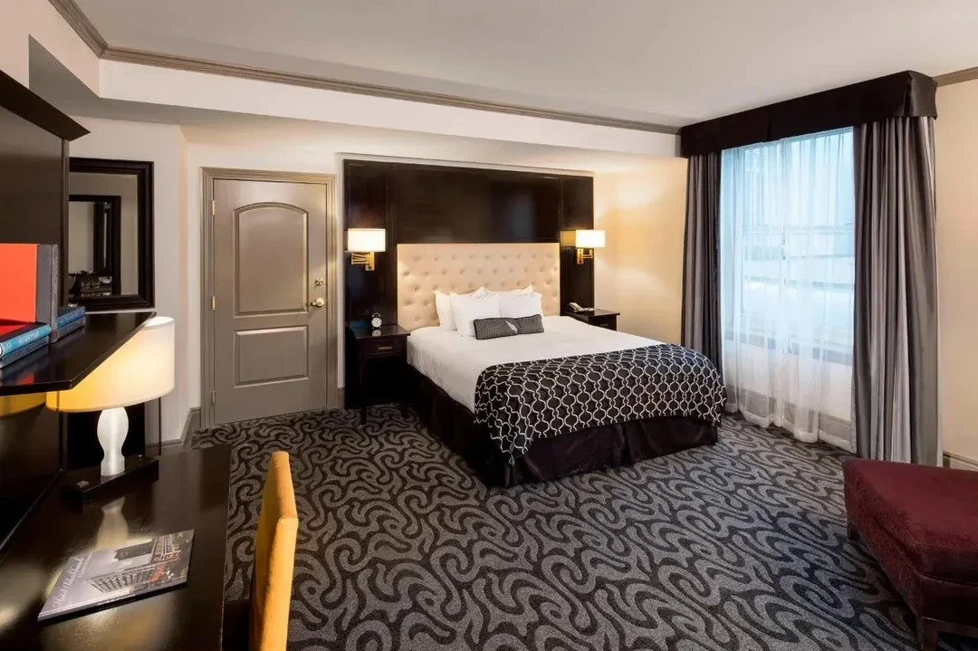 Coming back to the Quad Cities to visit family for Thanksgiving? 🦃 Make Hotel Blackhawk your home away from home this holiday season. Relax in comfort and style while staying close to the ones you love.⁣
⁣
Book your stay here- https://bit.ly/bookhot