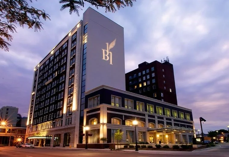 We&rsquo;re so lucky to call downtown Davenport home, surrounded by incredible spots to explore! What are your favorite spots to visit while you&rsquo;re staying with us?🏙️🌟 
Tag them in the comments!