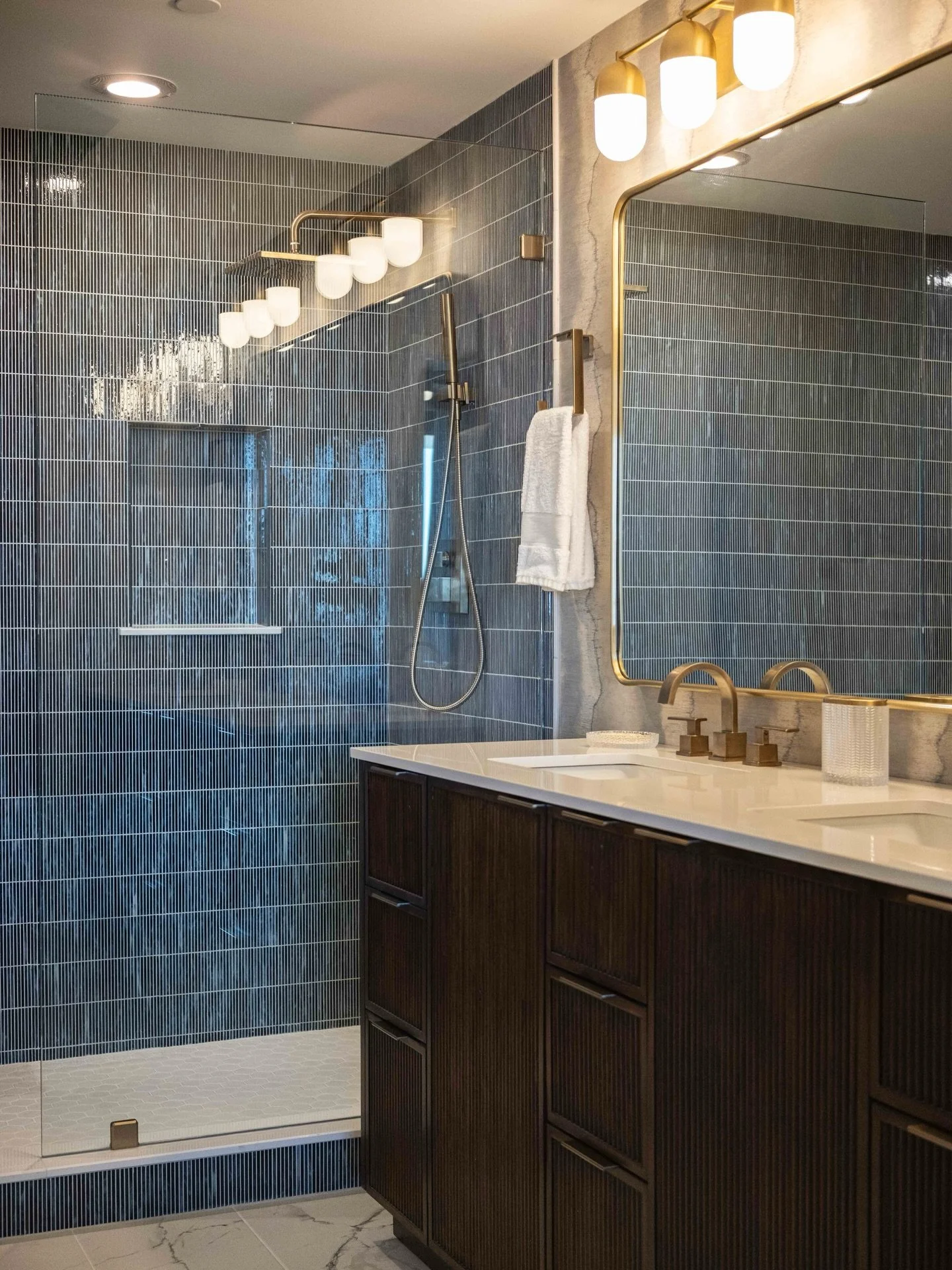 Here&rsquo;s your sign to redo the bathroom 😉🛁
Check out that before picture! ➡️

📸: @prestoncookphotograhy 

#interiordesign #charlestoninteriors #coastalinteriors