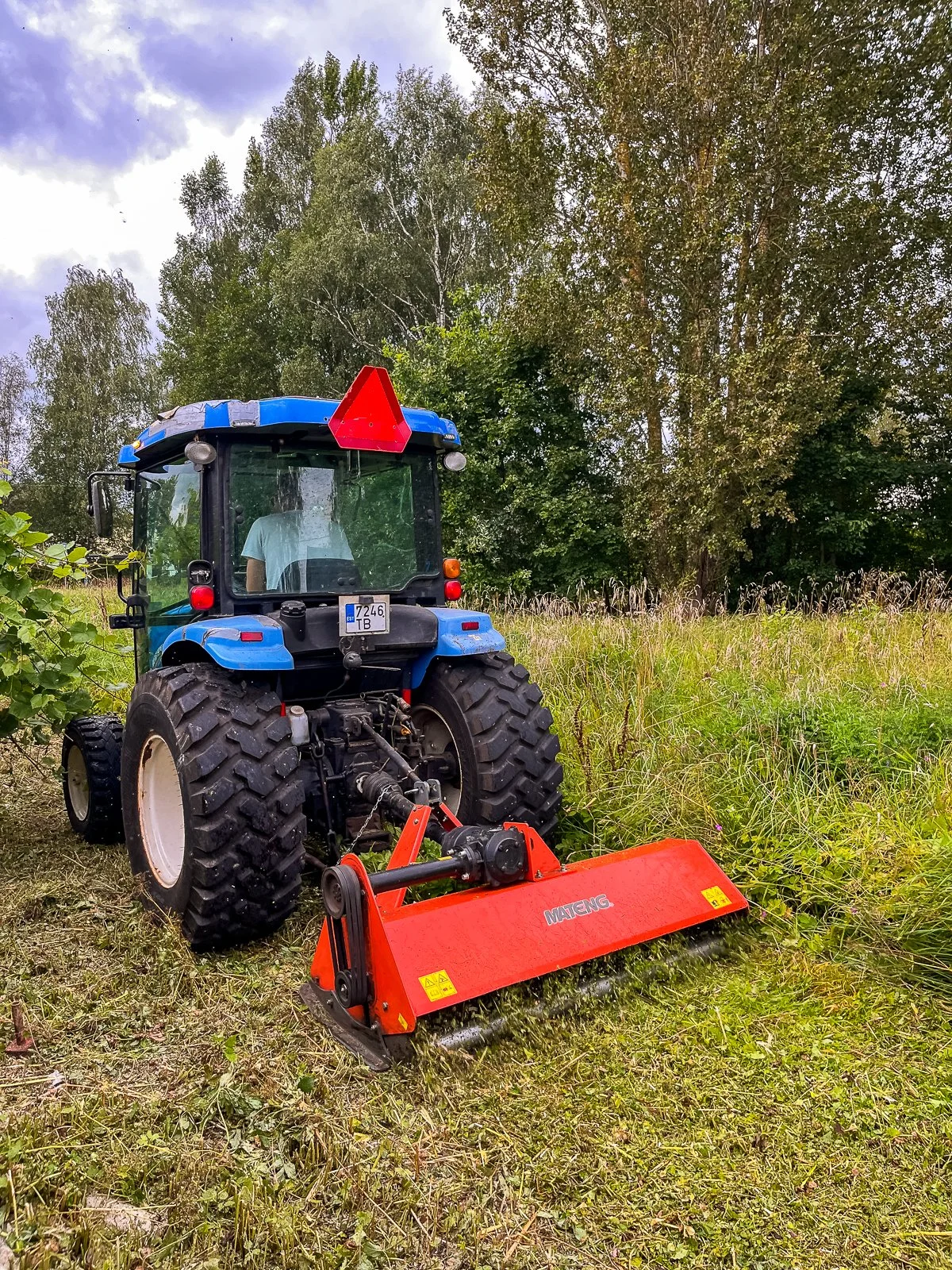 Traktoriga niitmine Pärnus