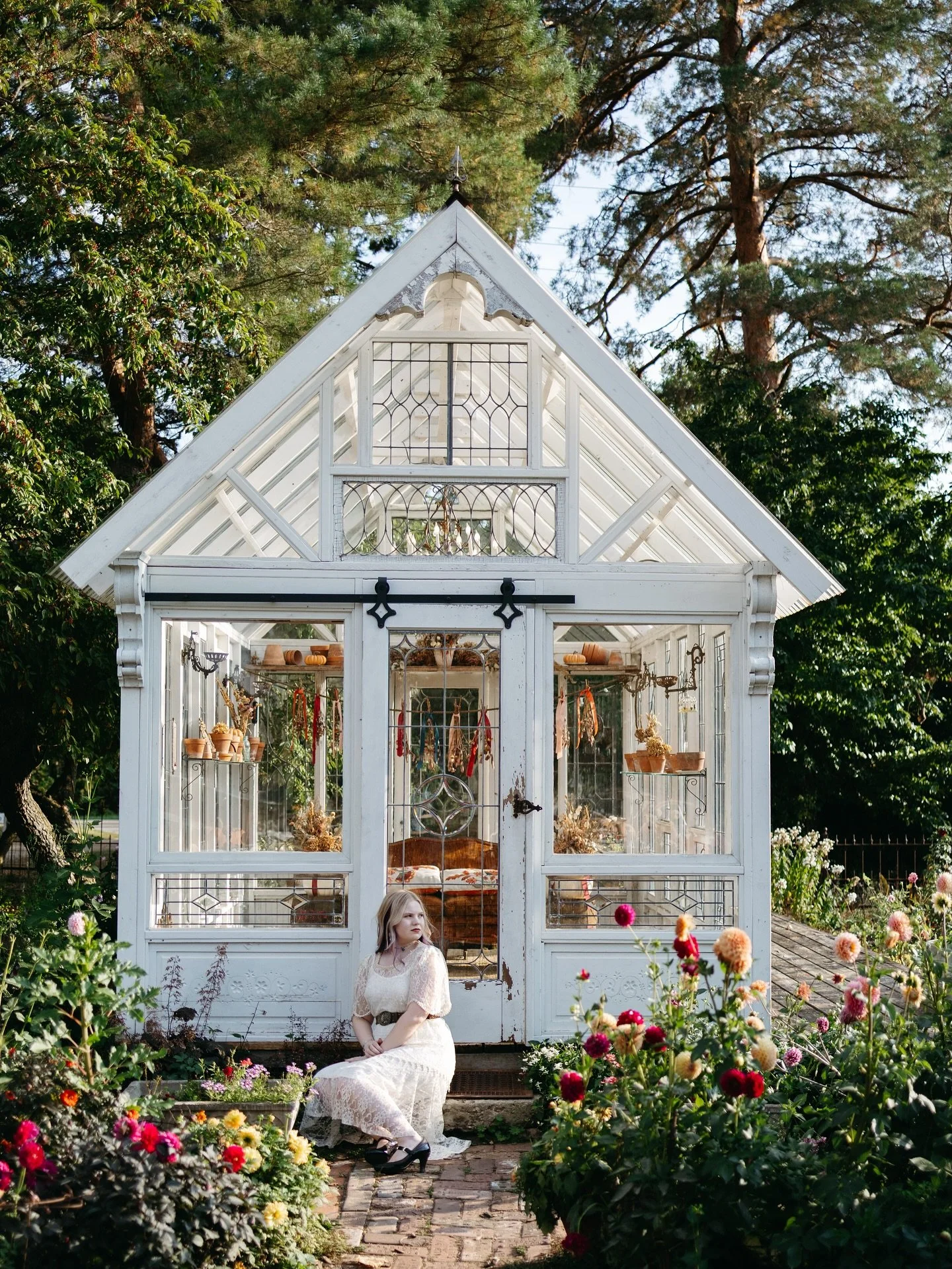 I love how @sharpfarmswartzcreek fit Rhiannon&rsquo;s personality and vision so well. She is so unique, smart and sweet. Loves all things vintage and it is such a treat to meet such an amazing group of girls every summer!

#MichiganPhotographer #Mich