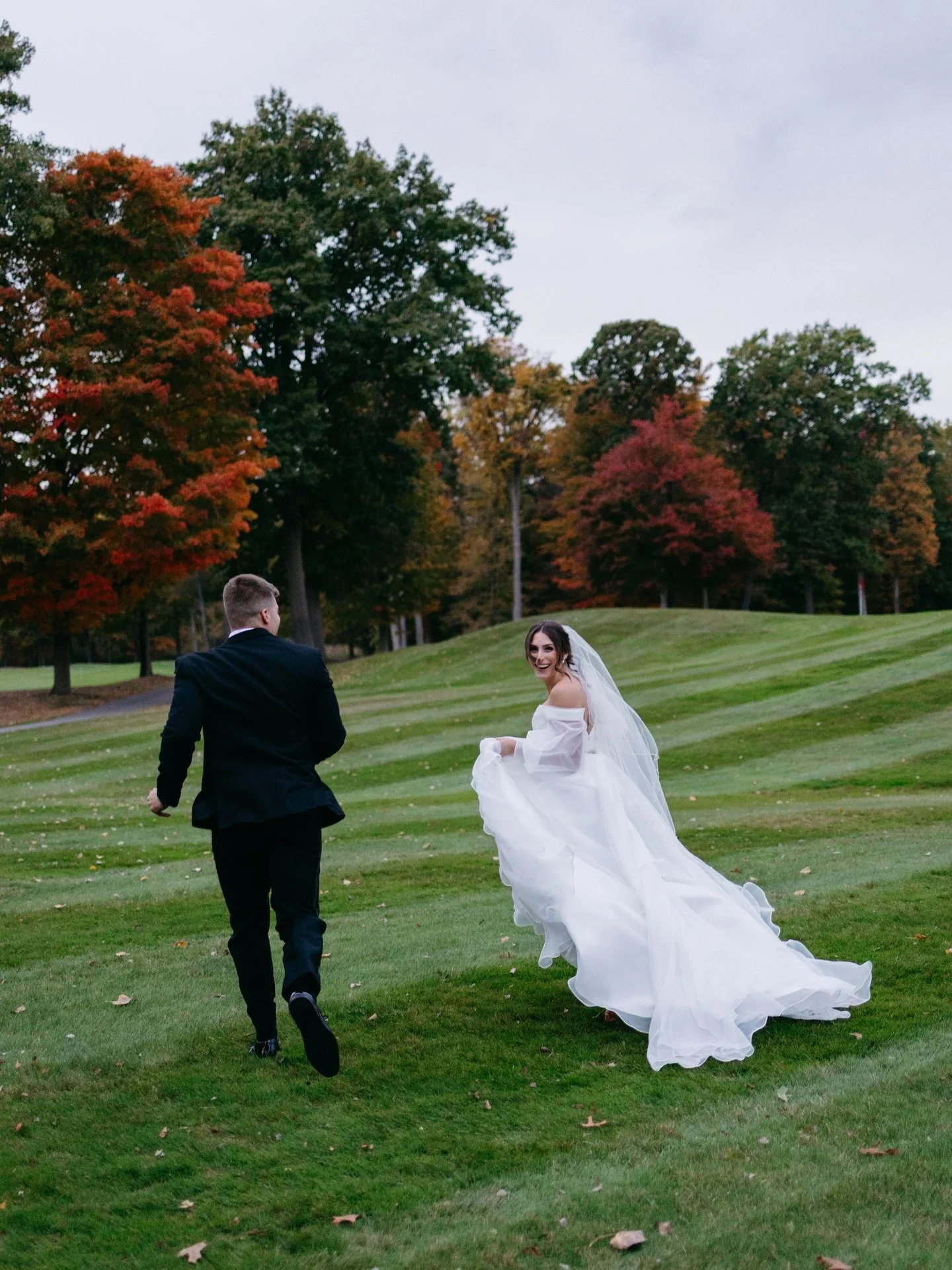 Shooting fall weddings are my favorite ❤️

-
-
#michiganweddingphotographer
#michiganweddings
#oaklandcountymi #bride #groom 

Second shooting for @magicmoment_photos