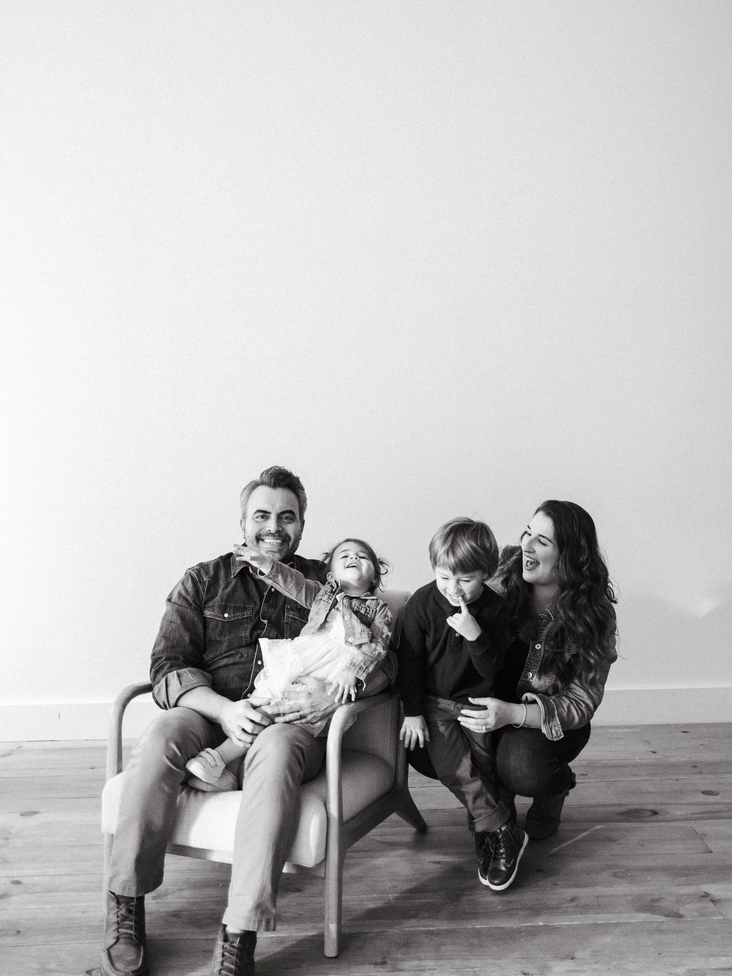 Your sign to book the studio portraits 🥹

-
-
#hollymi #michiganphotographer #hollymiphotographer #familyphotography #michiganfamilyphotographer